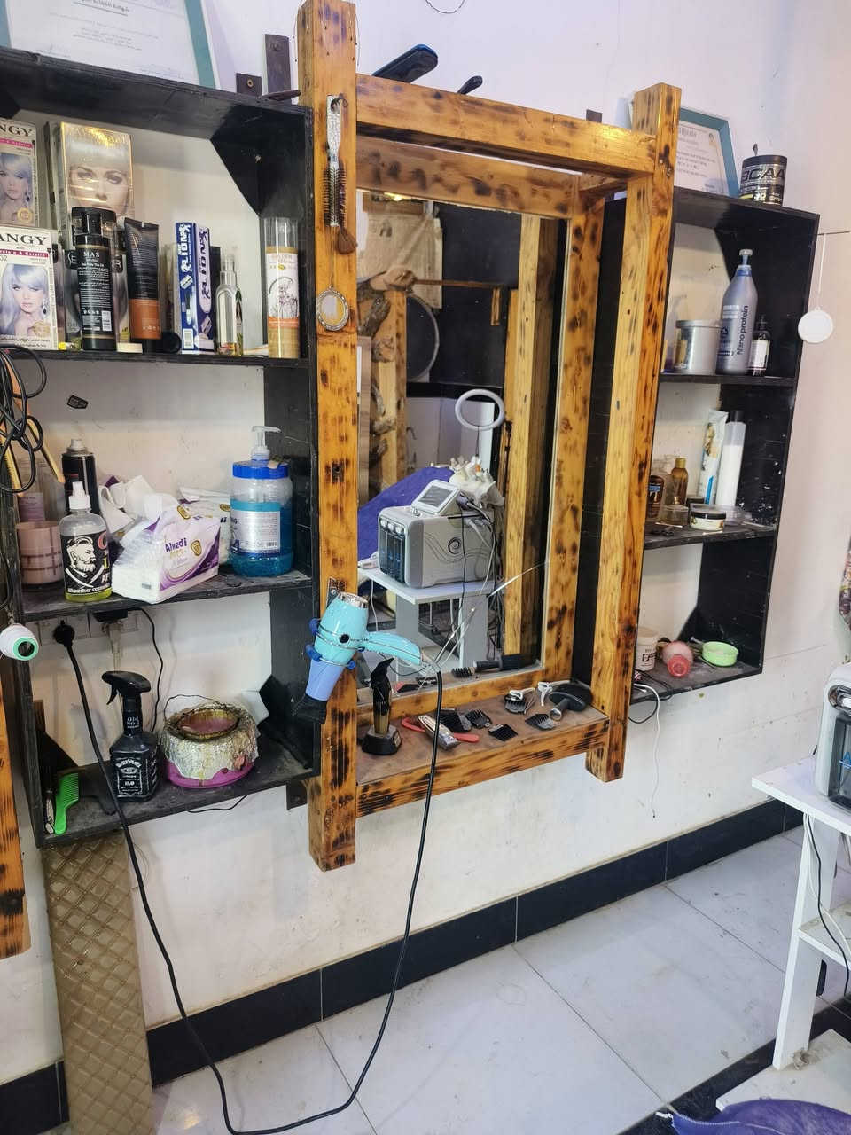 مرحبا صالون متكامل للبيع نقص بس كراسي
مرايات عدد 2
رفوف عدد 3
جهاز هيدوفيشل كوري ماطور كبير 7هاند
سديه زبون 
ستول سديه (كرسي) 
جهاز بخار باشنوز 
براد ماء 
كلهن شغالات شرط الفحص العنوان البصره الهوير 
***********
