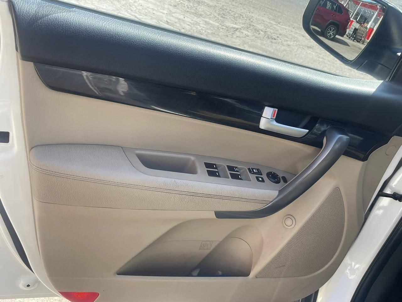 كيه سورنتو
موديل 2015
خليخي فول موصفات 
ماعده البنراما كشن كهربائي 
بصمة تشغيل
 بصمة أبواب
كشنات جلد 
بكلايتات لد
حساس خلفي 
حساس امامي
لد امامي 
٧ راكب
مري شفط
كامره خلفيه 
مكفولة كفاله عامة 
محرك ٦ 
ماشية١٢٠ كيلو 
 
لاستفسار :***********
عنوان بغداد 
سعر : 205وبيه مجال قليل
