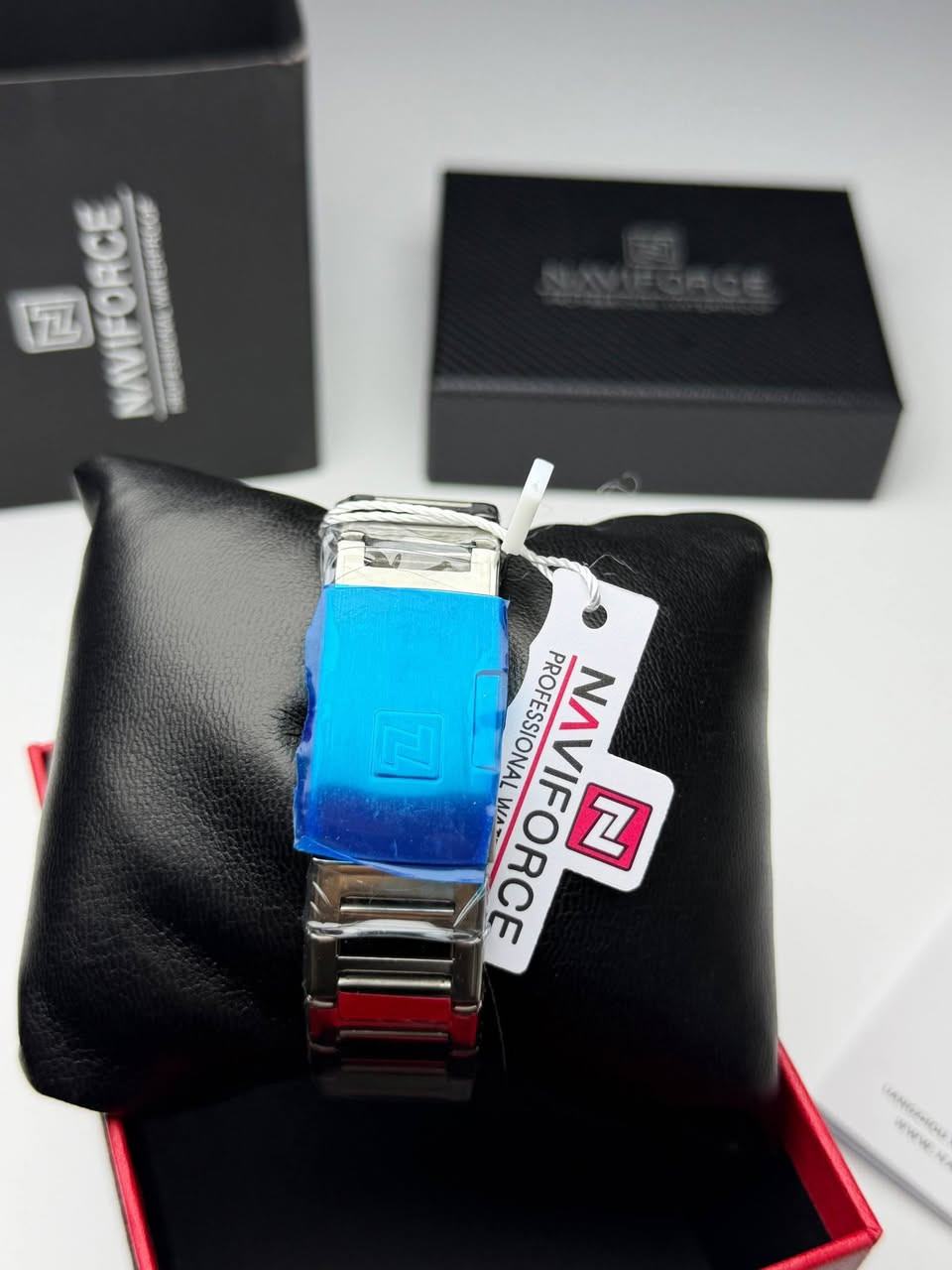 NAVIFORCE
اصلي وكالة كاملة المرفقات 
ضمان سنة 
رقم الموديل NF9243
نافذ شهري 
ارقام واميال لامينوس فسفوري 
مينا مميزة مشطبة
ستانلس ستيل 
مقاومة للماء 30 متر 

35 الف على اول تم

⭕️ملاحظة / جميع الصور من تصويرنا للقطعه


**إذا كنت صاحب هذا الإعلان وتريد حذفه لأي سبب، رجاءا أرسل رسالة إلى الدعم الفني**