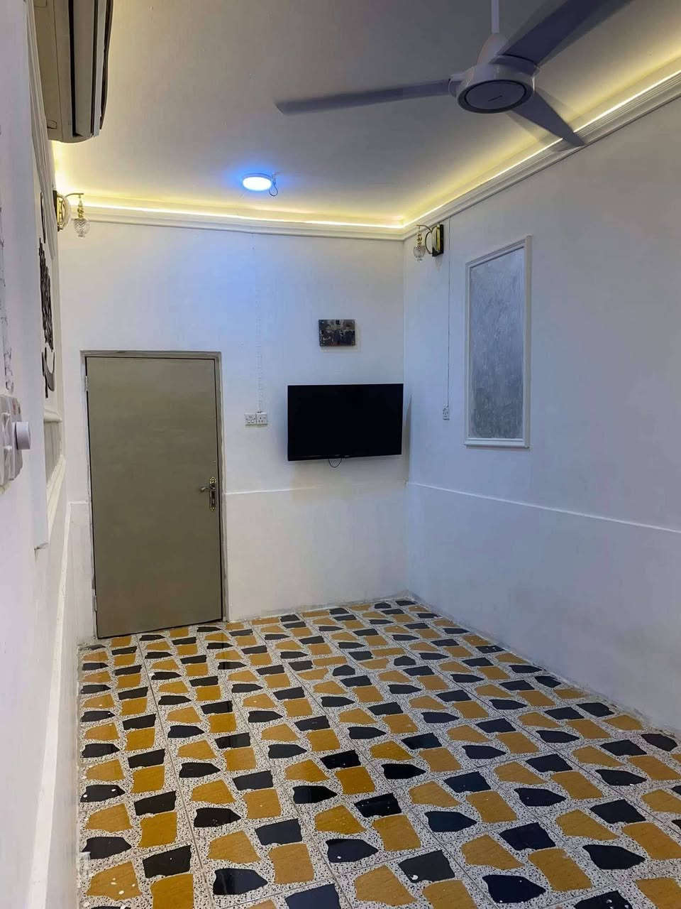 بيت للايجار يتكون من غرفة+صالة عدد2+ مطبخ +صحيات داخلية وخارجية ..المساحه 100م العنوان حي الوحده للاستفسار الاتصال على الرقم ***********
