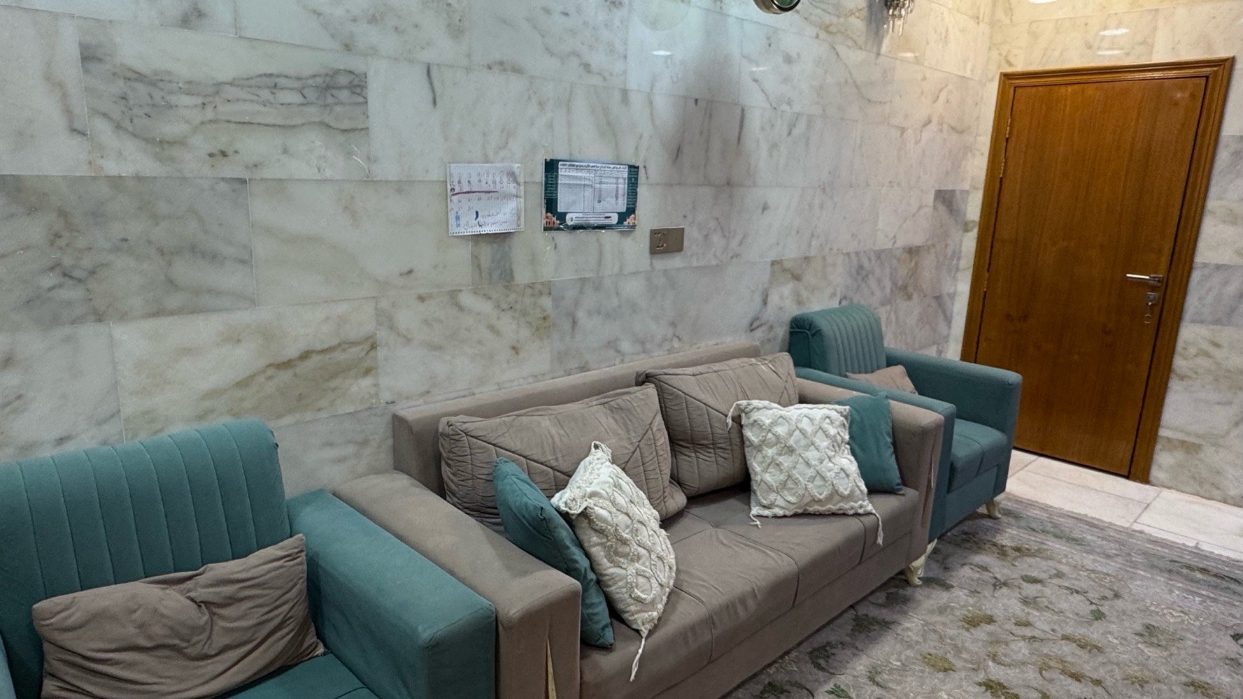 تخم عشر مقاعد نظيف واستعمال سنة / نجف مجمع الزهراء 

عرضنا صالة متميزة تجمع بين التصميم العصري والأناقة. تحتوي الصالة على كراسي مفردة بلون أخضر مائي مع طاولة جانبية راقية، بالإضافة إلى قنفة ذات تصميم مريح وأنيق. الحائط مغطى بالرخام الفاخر مما يضيف لمسة من الفخامة والتميز. السجاد بألوان متناسقة يكمل جو الغرفة بشكل رائع. مناسبة للعائلات التي تبحث عن الراحة والتميز في ديكورات منازلها.