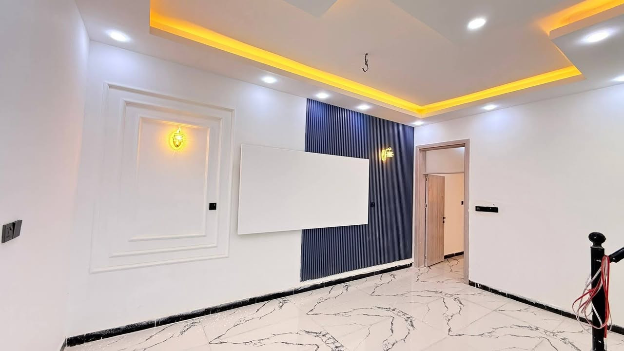 ‏بيت زراعي مساحة 100 م نزلة مجمع الروان على التبليط مقابل كراج بغداد القديم بنيان حديث  درجة أولى جاهز للسكن
يحتوي على غرفه وصاله ومطبخ واستقبال ومجمع صحيات داخليه والخارجية ومناور 
الاستفسار خاص أو اتصال على الرقم ***********, ***********
