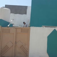 بيت 100 متر مربع يحتوي على غرفه أو صاله واستقبال حمام داخلي و حمام خار...