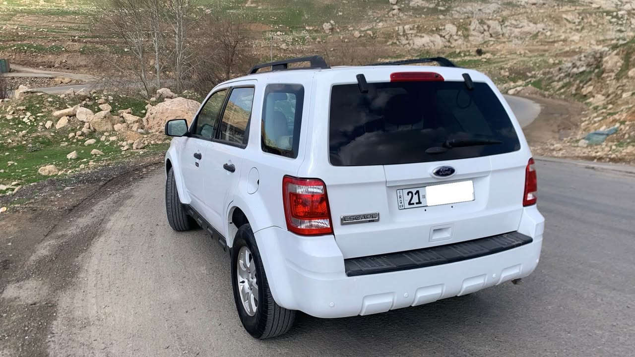 فۆرد ئیسکەیب 2012 XLT
چوار بستۆنی تاك ئەکسل 
مەکینە دوو نیوی مەرغوب
سپی بەفری ناو زەرد
کۆدی درگاو توڵی سەقف
کوشن و ئاوێنەی کارەبا
دوو سویچ بیلادی
حاسە و ڤۆلیۆم
کوشن و گاعی بۆ ڕاخراوە
١٤٠ هەزار ڕۆیشتوە
تەنها پەڵەیەك بۆیاخ و
کەمێك ساردی هەیە
ڕەقەم و سەنەوی تازەیە ٢٠٢٩
بەناوی خۆمەوەیە
گێڕومەکینە بەشەرت نەکراوتەوە

*********** السليمانية, العراق
