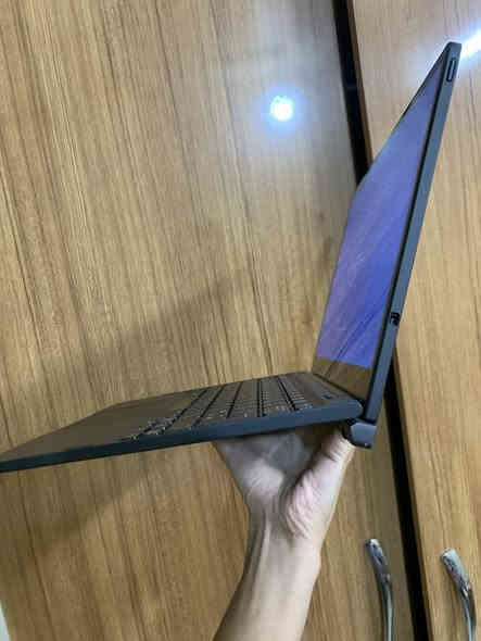 Dell 
Core i5 الجيل السابع 
الرام 16
الهارد 256 ssd 
شاشة دقة 2k لمس و تنفصل  
سعره 290 الف يوجد توصيل 
***********
