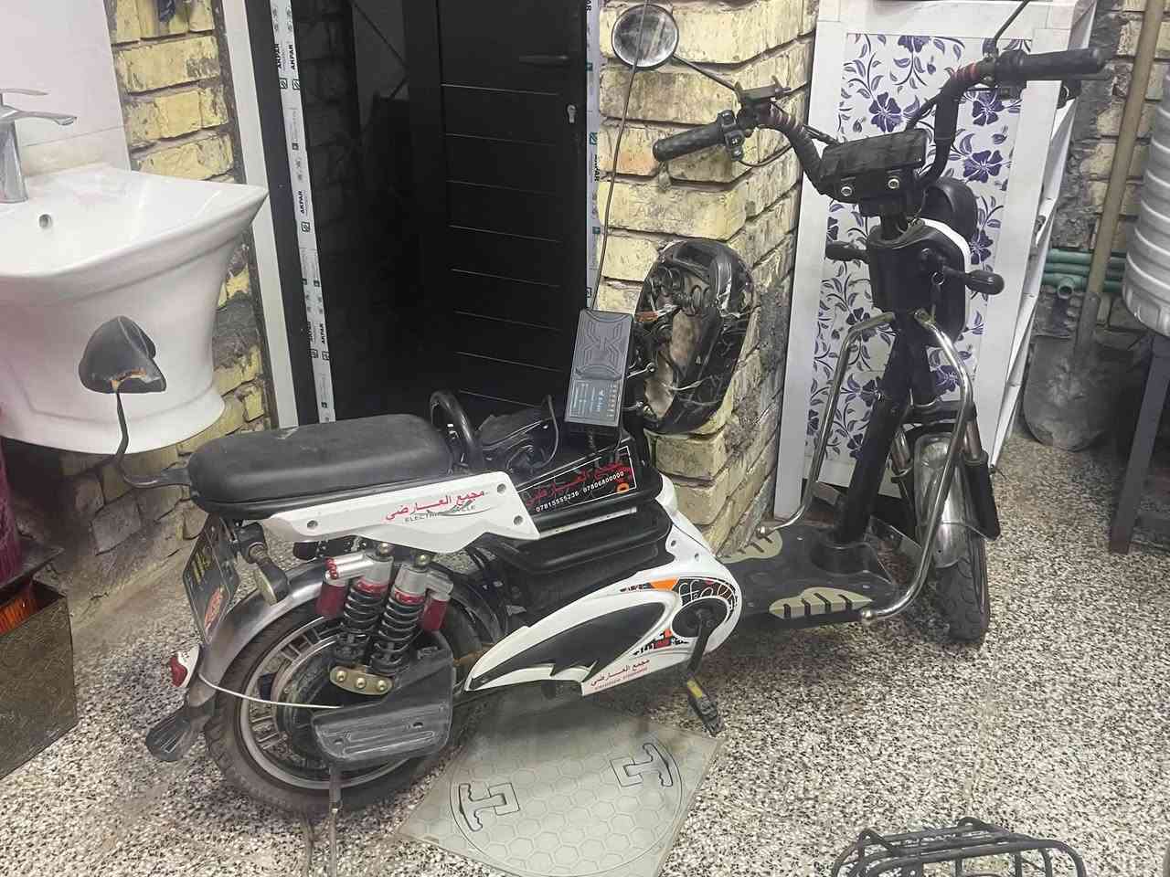 دراجه شحن كامله ما بيها اي نقص بس يرادلها بطاريات وتشتغل شد بطاريات واذا مشتغلت تعال رجعها السعر ١٠٠ وبيها مجال الشعب فلكه صباح الخياط ***********
