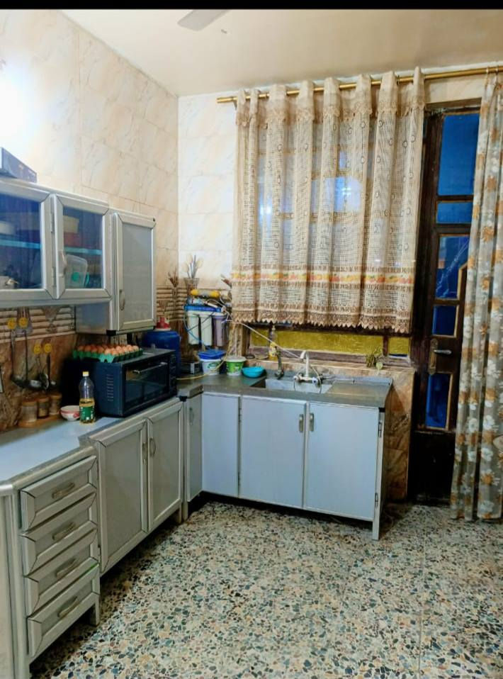 بيت للبيع مساحة 150 م واجهة 7.5 نزال 20 م بناء حديث 2019 طابقين كامل من الداخل ارضية كاشي و جدران بياض و سيراميك يحتوي 4 غرف نوم ثلاثة طابق ثاني و واحدة طابق ارضي بالأظافة الى استقبال ضيوف و مطبخ و ثلاث حمامات خارجي و داخلي ارضي و طابق ثاني و هول داخلي طابق ارضي و طابق ثاني البيت كامل من جميع النواحي
في منطقة حي الصديق مقابل روضة و حضانة تيم قرب البنايات الجديدة لمتوسطة البصرة و اعدادية زها حديد و ثانوية الموسوعة العلمية و ابتدائية علي ابن ابي طالب 
في الفرع المقابل لهذه المدارس الجديدة  يعني تبعد مسافة مية متر تقريبا في داخل الفرع عن المدارس و قريب على مستشفى ابي غريب العام و قريب على سوق ابي غريب 
موقع مميز و خدمات حلوة و بناء جاهز 
خارطة المنطقة و خارطة البيت موجودة في الصور 
للاستفسار اكثر المراسلة واتساب او الاتصال على الرقم التالي 
***********
