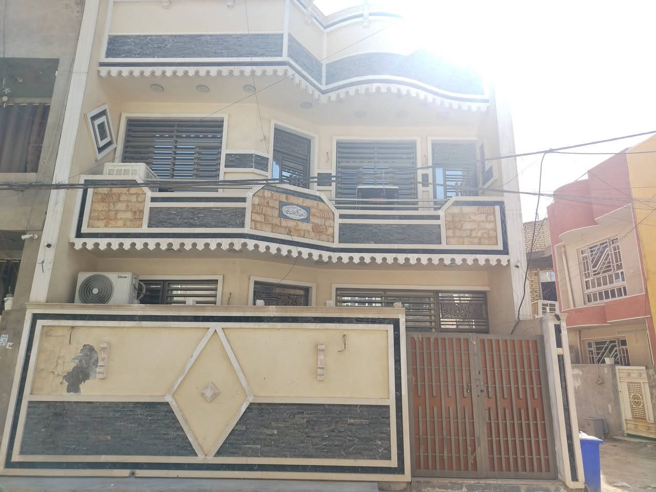 سلام عليكم بيت 75 متر
الواجه 7 ونص متر

النزال 10 متر

بيه غرفتين طابق ثاني

وصحيات عدد٣

بنا؛ طابوق جمهوري

استقبال وصاله مطبخ بارد ومطبخ حار وترك

سريدات الجديده شارع اب عناد 6  بيت من التجاري صاير البيت ركن المربع الاول

للاستفسار الاتصال ***********
