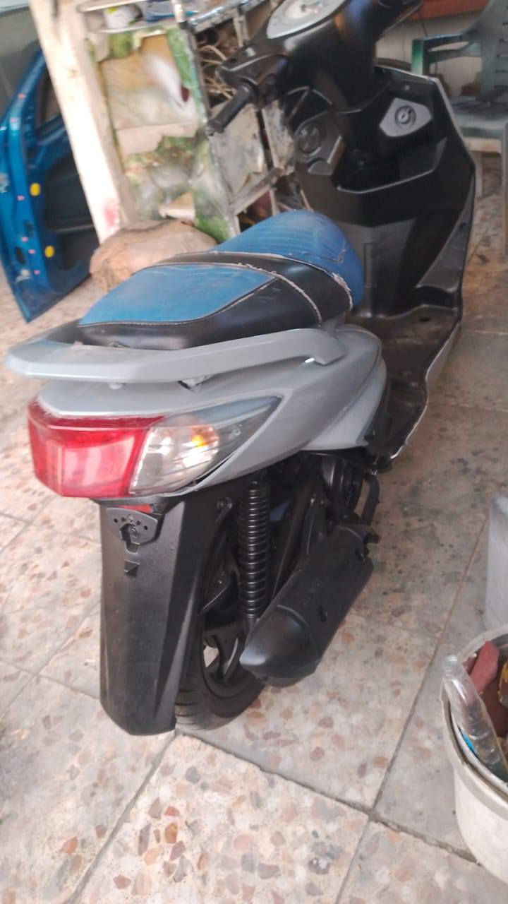 سلام عليكم دراجه سكنس فحل للبيع مجفته محرك جديد مصبوغ لون اسمنتي الدراجه نكره سلف بيه نقص باتري السعر 750000 غير متواجد في الفيس بوك الرقم *********** رجاء المو شراي ليتصل
