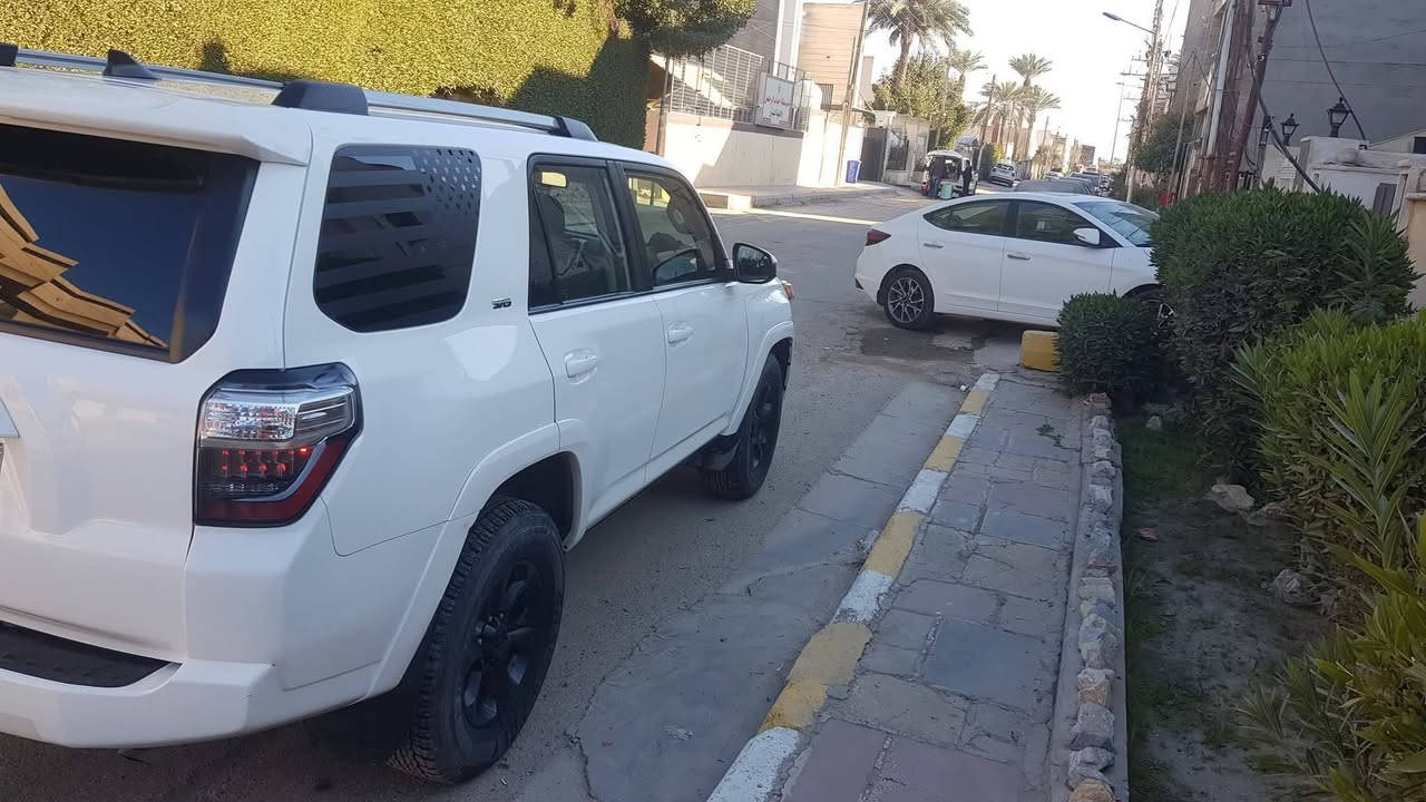 السلام عليكم ورحمة الله وبركاته
فور رنر لون ابيض صدفي Sr5 موديل ٢٠٢٢ 
كير محرك v6  مكفول كفالة بلادي 
تبريد ثلاجة
رادار امامي
بصمة ابواب بصمة تشغيل 
فول تحكم ستيرن جهتين وتدفئة بالستيرن
شاشة كبيرة مع كامرا دوارة
نظام تحديد مسار 
نظام مانع انزلاق
٣ أنظمة قيادة ايكو ، نورمال ، سبورت
كشنات كهرباء، 7 راكب 
حساس امامي + خلفي
هوك خلفي 
السيارة ماشية ٥٧ 

اخوان حادث السيارة خفيف جاملغ وبنيد بدون دواخل  بدون شاصي نهائياً
السيارة  رقمها بغداد الرقم الجديد بأسمي شخصيا
مكاني بغداد غزالية سعرها ٢٨٩ وبيها مجال كلش بسيط 
وما اعتقد اكو هيج موديل بهيج حادث بدون شاصي مع الرقم بهيج سعر 
***********
