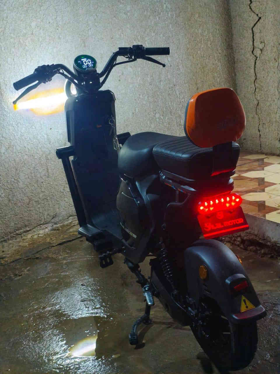 السلام عليكم دراجه شحن للبيع سبورت جيتي 1فول موصفات
حجم كبير سرعه 65 نضام بگ حمايه سرقه تشغيل عن بعد موديل 2026دراجه جديده سعر 400وبيه مجال 
الاستفسار اتصل ‏‪0770 556 9044‬‏  .  ‏‪0750 277 2146‬‏ مكان محموديه الطيفيه
