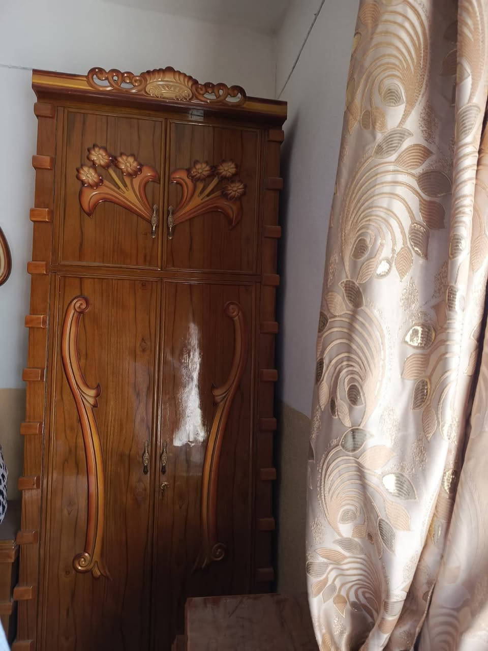 بسم الله وعلى بركة الله 
غرفة اخشاب صاج درجه اولى جديدة مستعمله قليل 
العنوان بلدروز الشارع العام مقابل دائرة كهرباء بلدروز 
رقم الموبايل ***********
