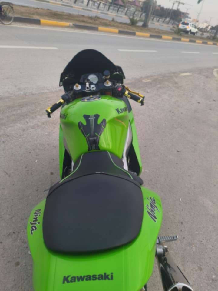 سلام عليكم
كاوسكي ٢٠٠٤
دراجه كامله مابيها اي نقص 
سعره ٣٢ بيها مجال
رقم ***********
