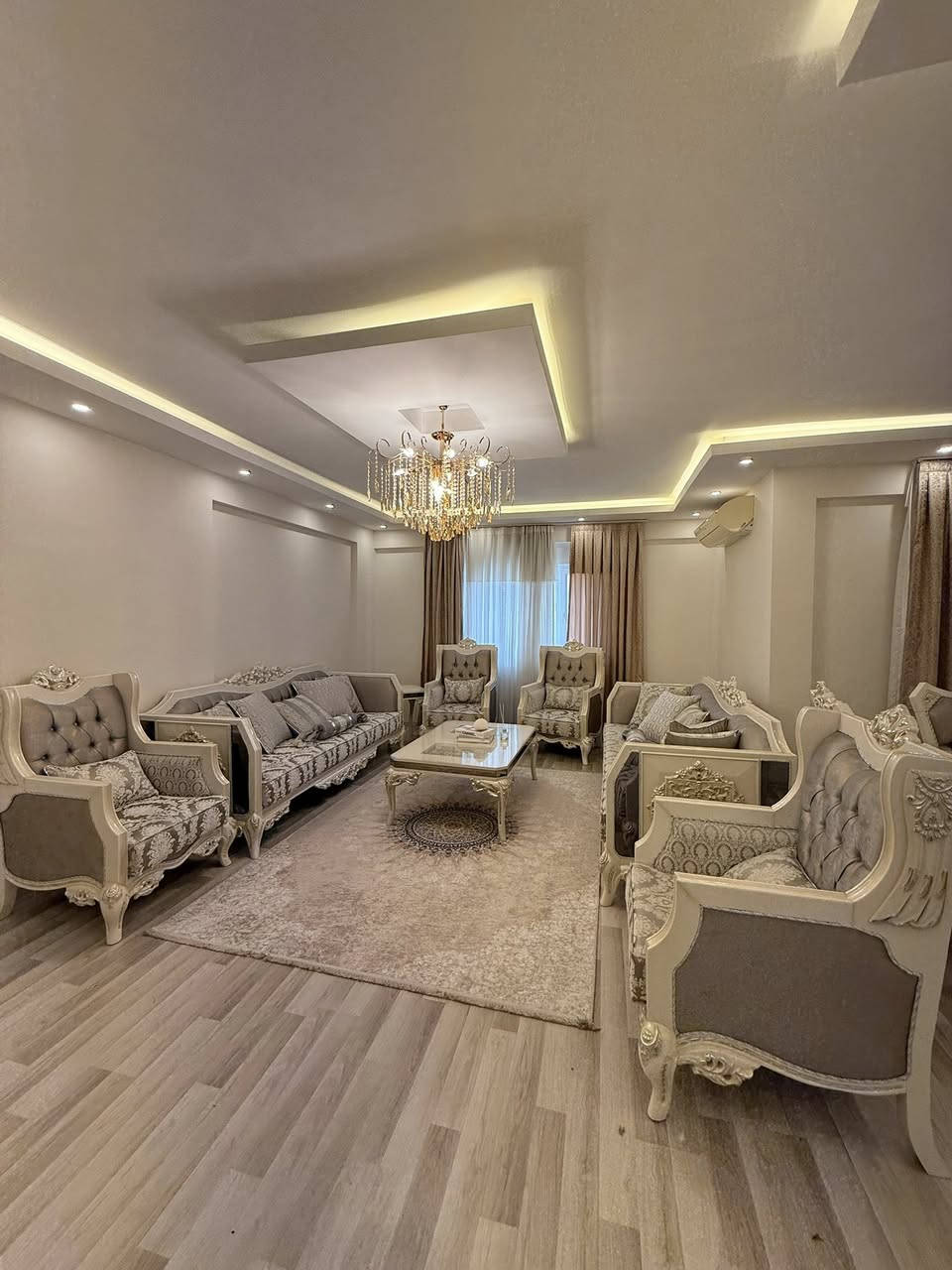 شقة للبيع في افروستي
تفاصيل الشقة:
:- عمارة C19
:-مساحة 260
:-غورفة نوم 3
:- حمام 3
***********
