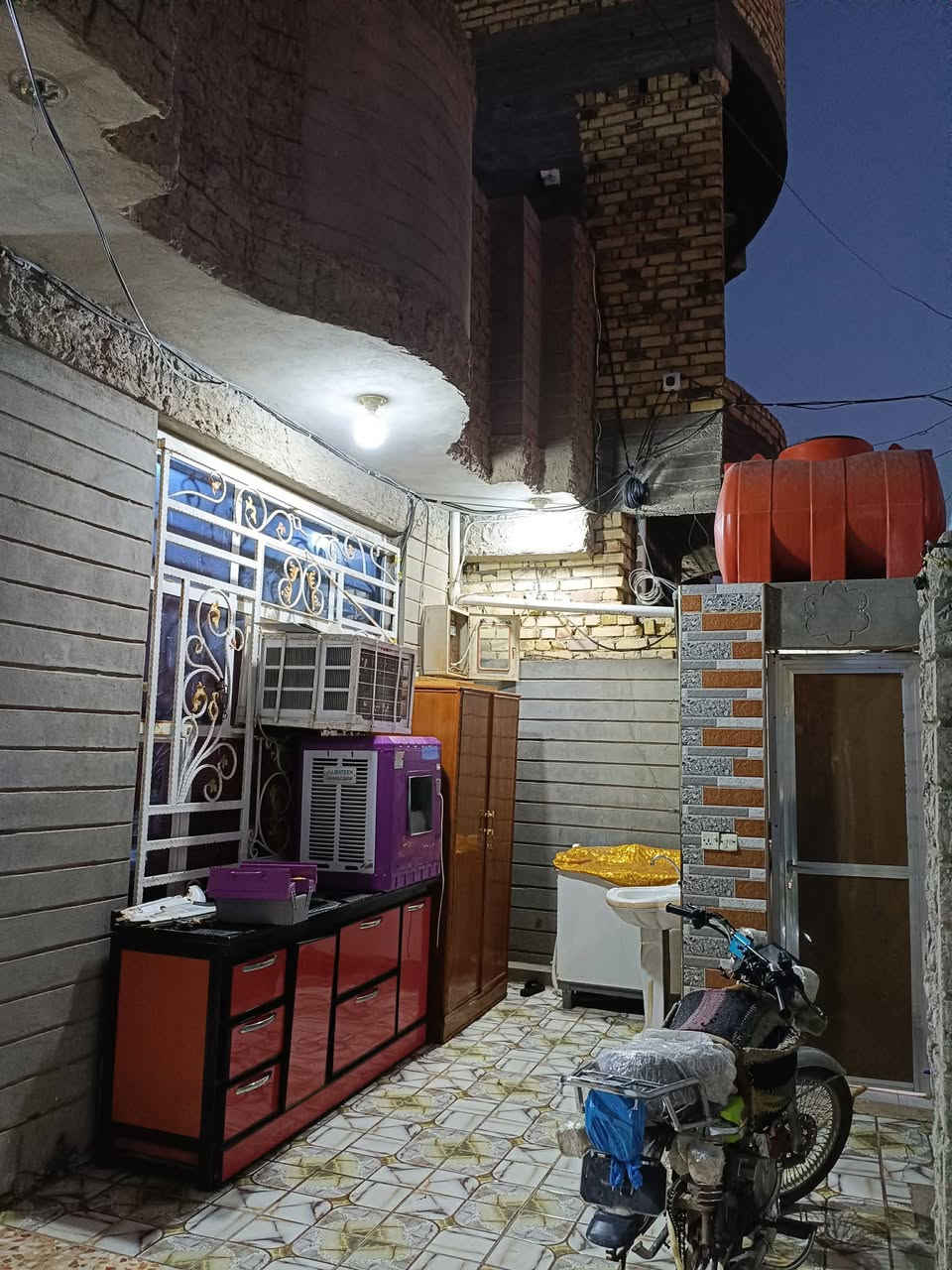يالله بيت للبيع حله ابي غرق حي الحسين ورى ضغط يبعد عن شارع ٤٠متر طابو صرف طابقين طابوقصب صب كونكريت كله سيراميك وكاشي خدمات كامله مدارس متوسط وابتداىي بيت خير من الله مساحه ١٥٠متر اي ستفسار ***********

