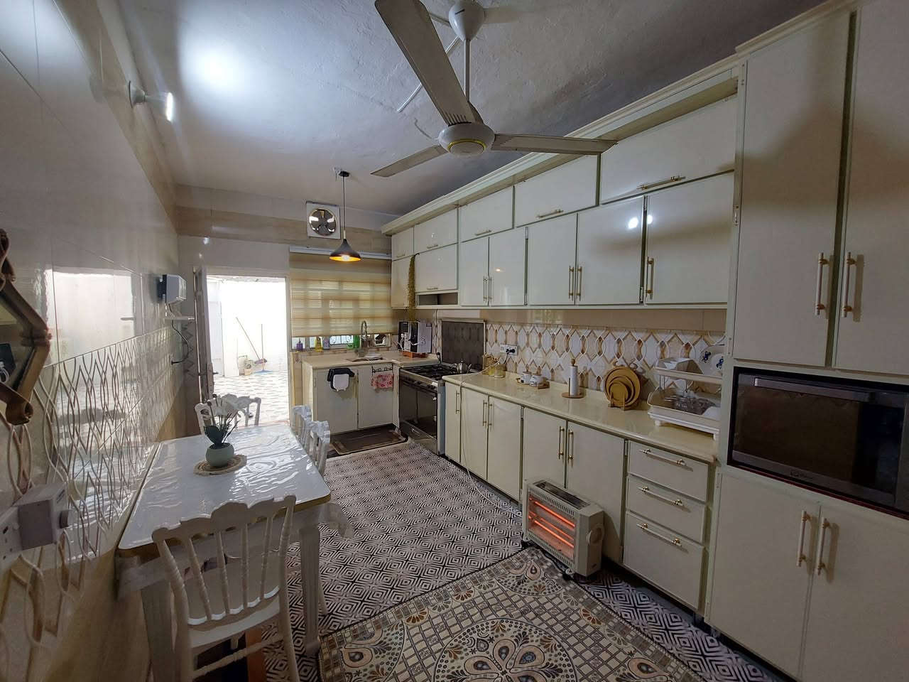 دار اللبيع الجديده شارع الملعب اول فرع بسعر مناسب مستعجل على بيعه متواجد على فيس ***********
