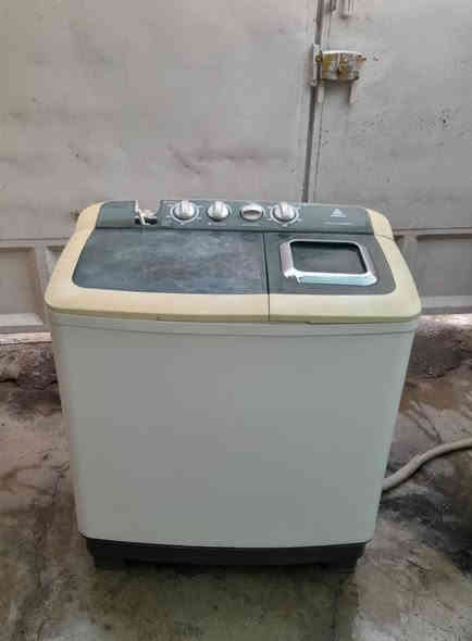 غساله للبيع نضيف عيب مابي شغال كامل سعره 60الف بي مجال شراي يجي خاص او رقم للتواصل ***********
