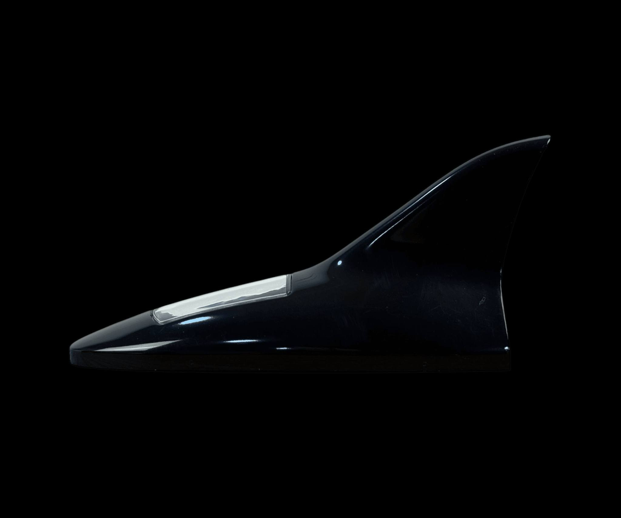 الاستخدامات

إضاءة تحذيرية علوية للسيارة تُلفت الانتباه ليلاً وتزيد من وضوح السيارة للمركبات القادمة من الخلف

إضافة جمالية للهيكل الخارجي مع شكل زعنفة القرش العصري

مفيدة للرحلات والسفر والطرق السريعة ومواقف السيارات قليلة الإضاءة

بديل بسيط لإضاءات التحذير التقليدية دون تمديدات أو أسلاك

المميزات

تشغيل بالطاقة الشمسية بالكامل: لوحة شمسية مدمجة تشحن البطارية تلقائيًا نهارًا—لا حاجة لأسلاك أو بطاريات خارجية

استشعار ذكي مزدوج: يعمل تلقائيًا ليلًا بفضل حساس الإضاءة، ويبدأ الوميض مع حركةاهتزاز السيارة (حساس الصدماتالحركة)

إيقاف تلقائي: يتوقف عن العمل بعد توقف السيارة لعدة دقائق لتوفير الطاقة

شدة إضاءة عالية: شريحة LED ساطعة تعطي وميض تحذيري واضح يقلل من احتمالية الاصطدام الخلفي

تركيب بلا أسلاك: قاعدة لاصقة Pressure-Sensitive قوية تثبّت المنتج على سقف السيارة خلال ثوانٍ

هيكل متين مقاوم للعوامل الجوية: طلاء معدني Baking Paint مقاوم للتآكل والاصفرار مع تحمّل جيد للصدمات

ألوان متوفرة: أسود – أبيض – فضي (تُختار حسب لون السيارة)

تصميم خفيف وانسيابي لا يسبب ضجيج ريحي ولا يؤثر على فتحة السقف

استهلاك طاقة منخفض مع بطارية ليثيوم مدمجة لعمر خدمة أطول

محتويات الصندوق

وحدة إضاءة على شكل زعنفة القرش بالطاقة الشمسية

شريطقاعدة لاصقة جاهزة للتركيب

الملاحظات

سطح التركيب يجب أن يكون نظيفًا وجافًا وخاليًا من الشمع؛ يُفضّل الضغط لعدة ثوانٍ بعد الالتصاق

لا يُغمر بالماء ولا تُستخدم مواد تنظيف كاشطة على اللوح الشمسي

لم يتم ذكر بلد المنشأ


**إذا كنت صاحب هذا الإعلان وتريد حذفه لأي سبب، رجاءا أرسل رسالة إلى الدعم الفني**