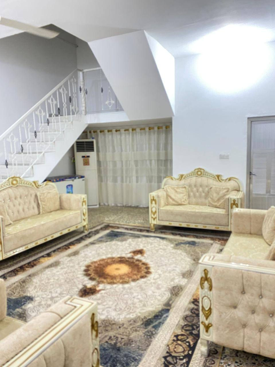 السلام عليكم 

بيت للبيع مساحة 200م طابقين تحويل قرار محكمة 
منطقة الكوت الجديدة بداية شارع الاقواس ركن على شارعين قرب ثانوية الابرار الاهلية بلضبط اول بيت بشارع الاقواس 
يتكون الطابق الاول من غرفة ومطبخ وهول كبير واستقبال وصحيات 
الطابق الثاني غرفتين ومطبخ وصحيات وهول 
البيت جاهز ب الكامل يعني كلشي ماتصرف علي 

علما يحتوي البيت على محل وبرج انترنت مؤجر شهريااا 

للاستفسار الاتصال على الرقم *********** 
او خاص 
اسف على الاطالة ❤️
