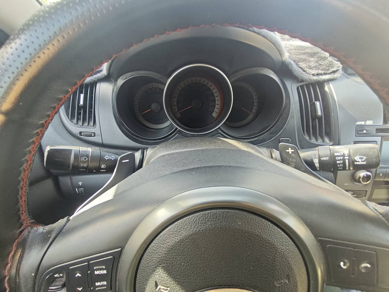 السلام عليكم ورحمة الله سيراتو خليجي رقم اربيل بسمي شخصيا .
المولصفات .
المحرك 1600 مكفول.
الكير .اوتو  6نمر تحكم شفتات بالستيرن 
اشاير بالمري +مري شفط 
حساسات رجوع بلاديه 
تحكمات استيرن
شادلها منضومه غاز زافولي ايطالي 80 لتر بعدها بالضمان شديتها الشهر ال 10
ويل كب 17 بلادي لايتات الناصي زنون 
السيارة مكفول من الضربه او الكص او التعديل على البلاد ما عدا مكانين رشات صغار بسيطات بالبوب الاماميات اثر شخوط للعلم السيارة ماشيه 190 قابل للزيادة . السعر المطلوب 115 وبيها مجال او مراوس بشي اقل مع فرق التولصل خاص.  مكان السيارة الفلوجة او اليوسفيه .


**إذا كنت صاحب هذا الإعلان وتريد حذفه لأي سبب، رجاءا أرسل رسالة إلى الدعم الفني**