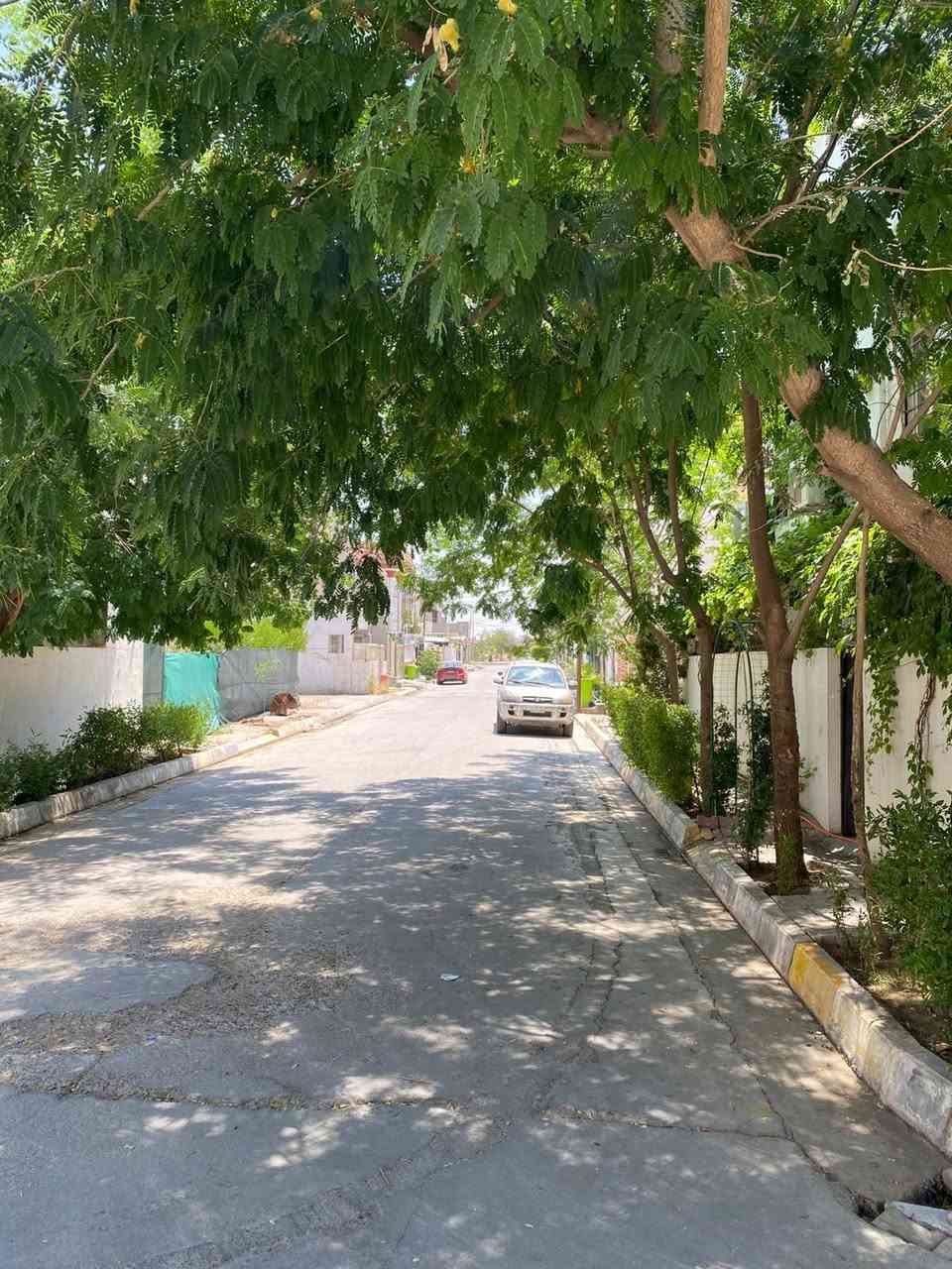 أرض مشيد عليها داران ركن 250م 
الموقع حي عدن قرب مسجد الاحسان وقريب على الكورنيش خلف مدينة العاب سمايلاند 
الدار الاول 150م ركن طابقين ونص 
الدار الثاني 100م مربع طابقين 
يباع الداران سويا 
للأستفسار الاتصال على الرقم ***********
أو زيارة مكتب عقارات النيل2 كركوك سايدين كوباني
