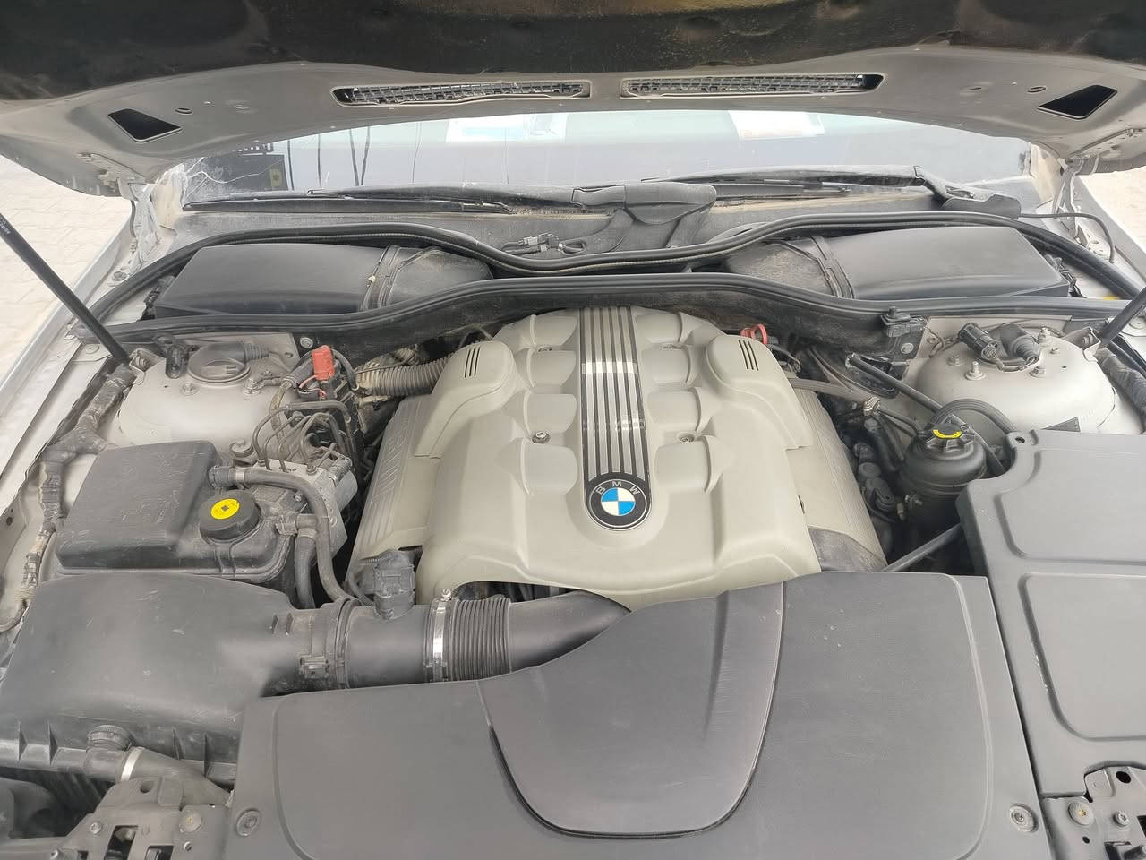 السلام عليكم عندي بي ام باخره موديل 2006 قرار 48 رقم صلاح الدين مكفولة من الكصه  فقط بيه رقمين بالشاصي خطأ يحتاج تصحيح اريد مراوس بكماروا مرتبه ***********
