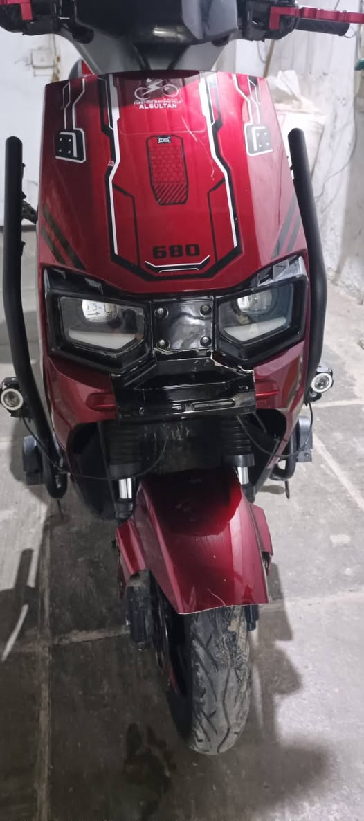 سلام عليكم متاح 
‏متاح دراجه شحن نوع { وحش 680}  معروفه مواصفاته 
‏==========================================
‏مواصفات..... 
‏ملف 2000 حقيقي 
‏لايت عالي ناصي
‏دبل اشاره 
منفذ USP 
‏بريكات هادروليك
‏دبلان غاز طسه ناعمه
‏تمشيك 70/65كيلو بشحنه وحده
70 سرعه 
‏سعره 650 بيه مجال للشري
‏ 4 نمر 
سويجين 2 
بصمه 2 
NFS 2
‏نظام R 
‏نظام P  
ضمان بطاريات تجي تفحصهن 
‏ملاحظة  دراع امامي مثل ما موضح في صوره بس هاذ نقص
‏عنوان بغداد شعب قرب الاسواق المركزيه
‏الاستفسار,***********
