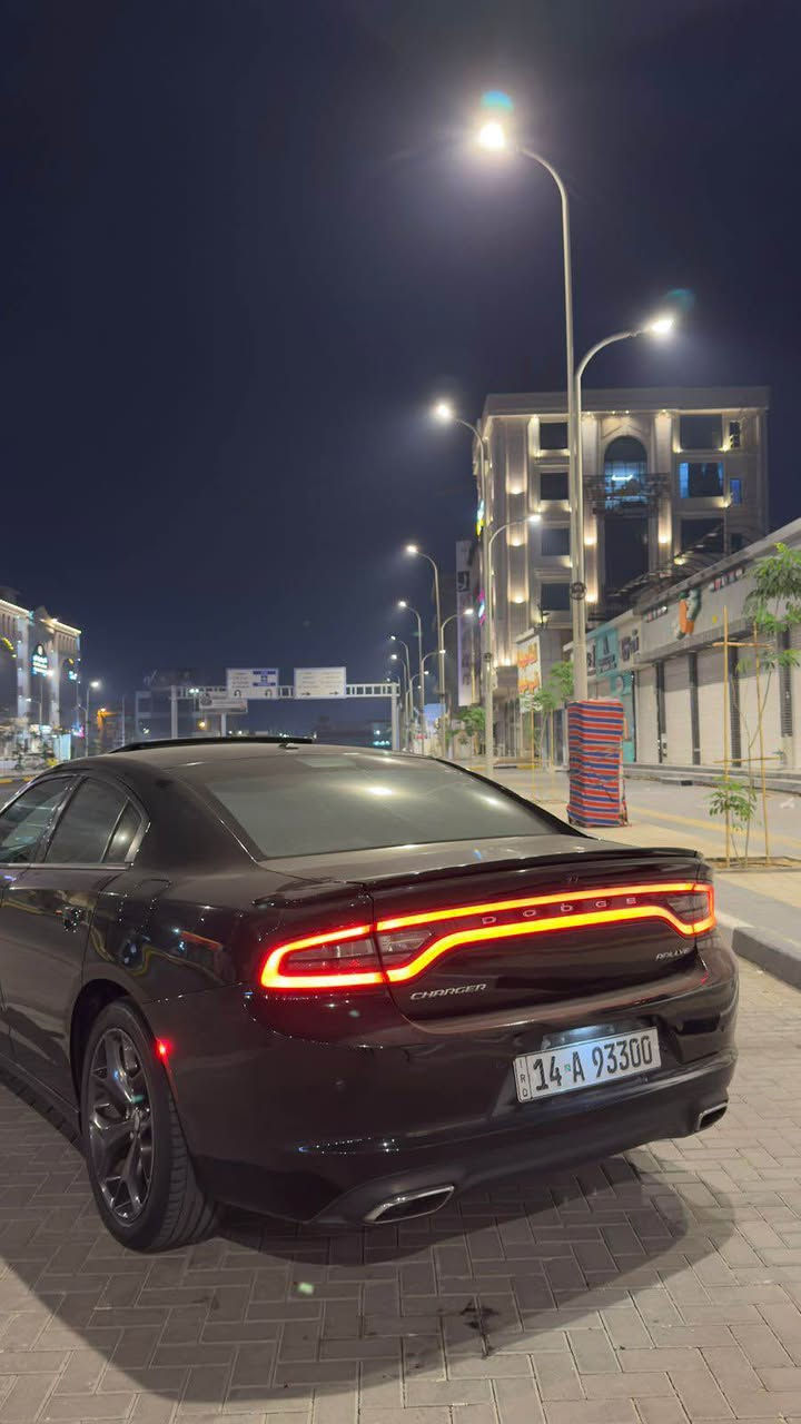 السلام عليكم بصلاه على محمد وال محمد دوج جارجر رالي موديل 17 اصل رقم بصره مميز بأسمي  وارد كندي داخله كفاله وبالعراق صار بيهه تبديل مدگر امامي ايمن بدون دواخل ولا ايرباك وبالفحص طلع مقسم انا ابيعلك صندوك مبدل وبلادي وبدون اي شي فقط جماليه والفحص موجود والجناي يعرف الجارجر نصبه وماشاء الله نصبتهه تخبل خصوصاً الكندي لايعلى عليه ونظافه حلوه كامله مكمله السياره مكينه جديده 6 سلندر تجي فرق احصنه عن العاديه يعني اسرع ماملعوب ولا مفتوحه والسياره مداريهه الا ابعد الحدود من دهن وبانزين وادامه كامله كل شهر المواصفات فول حالهه حال الGT وصوتهه حلو وشوته رياضيه وويل 20 بلادي رادارات جانبيه ماعدى  الرادار  الامامي مابيهه 
ودمام وسماعات بوس ودكمه سبورت شيفتات وفتحه عداد 260 مفتوح وبقيه مواصفات الفول وبالحقيقه احلى بعد وخصوصاً موديل ال17 مقدس وقوي نظافتهه ونصبتهه وصبغتهه احلى حتى من ال23 اخوان السياره للجنايه فقط والسياره مصروف عليهه رايدهه ب 230$ وبيهه مجال للشراي نشالله الي يشوفهه غاليه السوگ كلشي بي وماتوقع اكو بعد هيج نظافه وبهل موديل عنواني بصرة كوت الحجاج هـ*********** ابو الخصيب, البصرة
