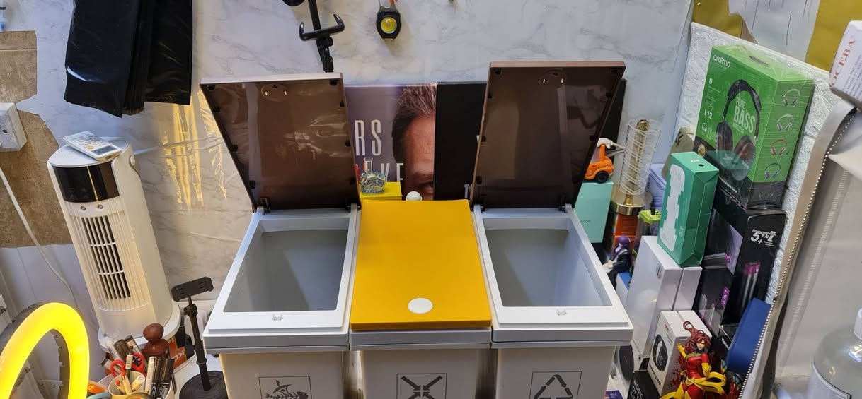 **🗑️ سلة مهملات ثلاثية متحركة** 
بيه خلل بابين مكسور القفل مالهن يعني دوم مفتوحات مينسدن موضحلك بصوره ابيعك (فحم)
 * **المواصفات:** 3 خانات منفصلة لفرز النفايات، أغطية تفتح بالضغط، وقاعدة بعجلات.
 * **الحجم:** كبير 25 لتر (ثلاثية).
 * **السعر:** 20 ألف.
 * **الموقع:** ذي قار - سوق الشيوخ (توصيل للمحافظات متوفر).
**📥 للحجز، راسلنا خاص.**


**إذا كنت صاحب هذا الإعلان وتريد حذفه لأي سبب، رجاءا أرسل رسالة إلى الدعم الفني**