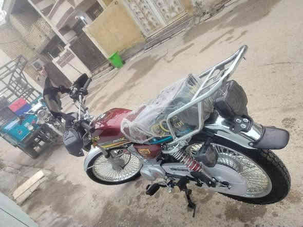 سلام عليكم دراجه تايكر موديل ٢٥ صارله اسبوعين من نازله من الرمبه بعد جديده واحله من الصوره كهربائيات كله شغاله الدراجه واحد على واحد مكاني بغداد دوره كفاءت صحه الاستفسار ***********وتساب فقط
