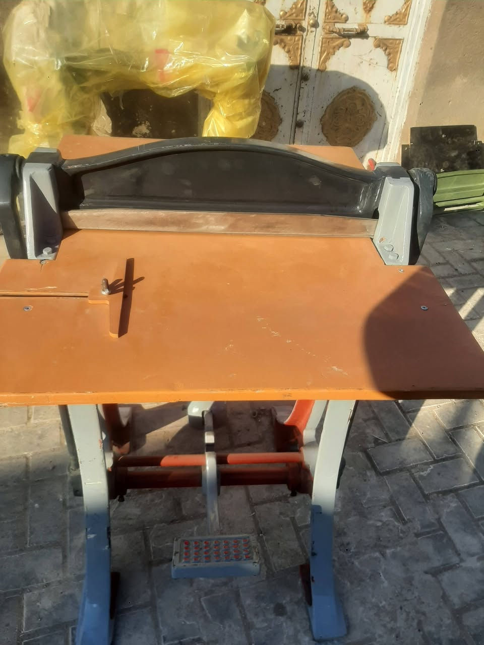 ماكنة تخريم ورق باليد والاخرى  بالرجل جديد غير مستخدم حديد ثقيل للاعمال الشاقه *********** وات ساب
