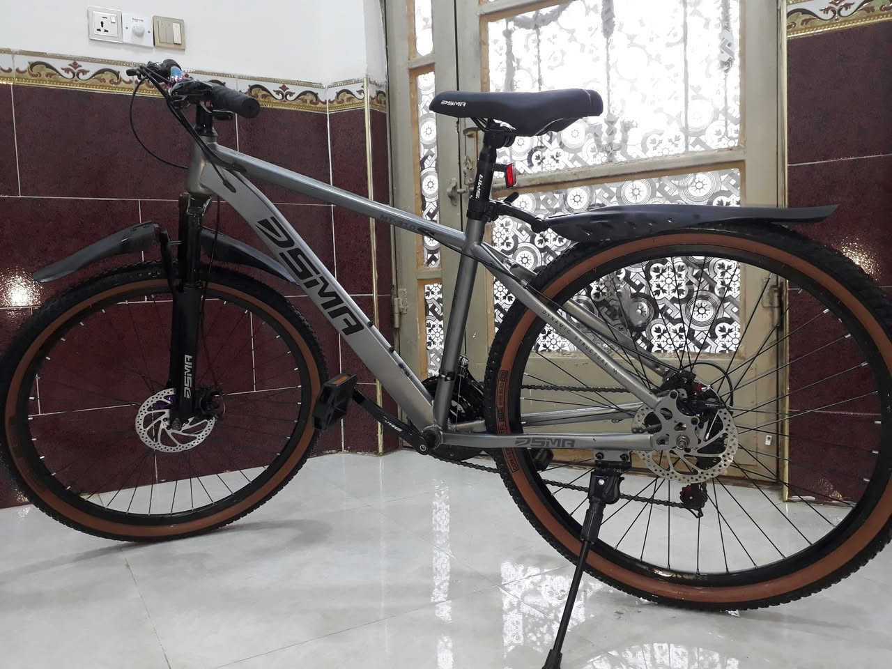 السلام عليكم بايسكل جبلي للبيع 
نوع البايسكل DSMAياباني
البايسكل المنيوم والكيبلات داخليه
 بريكات دسك من شركة شيمانو اليابانيه
ستيرن عريض سبع الوان
 دبل امامي 
كير امامي 3نمر وكير خلفي 7نمر البايسكل جديد ويخبل اسف عله الاطاله
سعر البايسكل 160وبي مجال بسيط حك جيتك 
خاص او واتساب ***********
