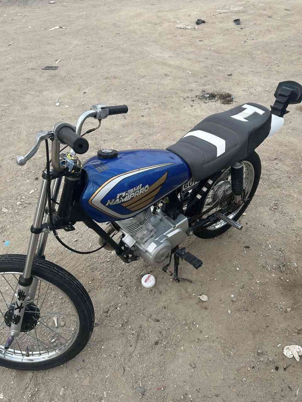 السلام عليكم
ايراني للبيع نضيفة محرك رابيدو مبدل بس ولفات سعرها ٤٠٠ 

هاتف:***********
