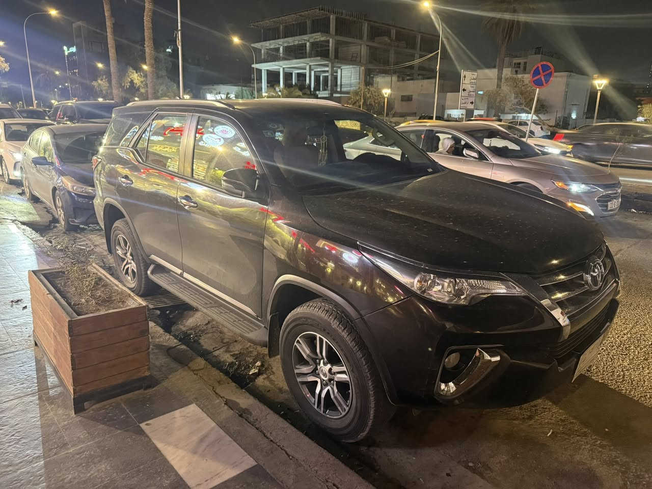 السلام عليكم
للبيع فورتشنر موديل 2018 على ايدي من وكالة ساس ماشية ٧٦ الف كم لون سماكي مكفولة فورويل دفلوك خفيفي وثقيل ٧ راكب ثلاث قطع تبريد موجودة في بغداد منطقة المنصور رايدها ب 245 $ واي استفسار اني حاضر 
دكتور أحمد ***********
