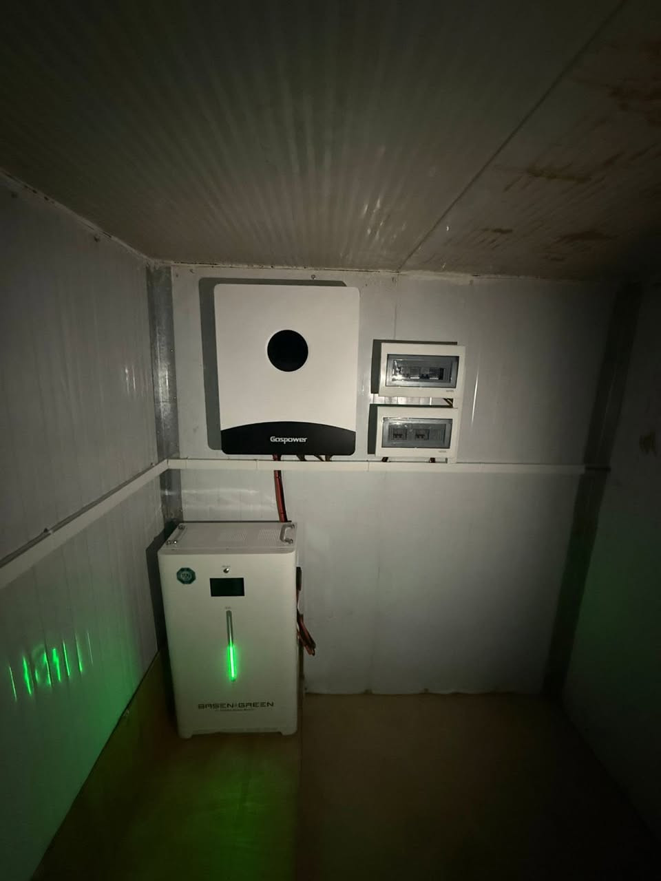 #الموقع_قضاء_مندلي

منزل اخر يودع انقطاع التيار الكهربائي 

على بركة الله تم نصب منظومة طاقة شمسية 

 المنظومة الاولى:-

تعمل  على تجهيز 24 امبير صباحي  و16 امبير مسائي

المنظومة تتالف من 
1-الواح لونجي بقدرة 615 واط
2- انفيرتر بقدرة  12 كيلو واط
3- بطارية ليثيوم 16 كيلو واط
4- قواعد حديد مغلون ثقيل مقاوم للصدا
5- بورد وقواطع Ac & Dc  وكيبل DC 

المنظومة الثانية :-

تعمل على تجهيز 64 امبير صباحي و 48 امبير مسائي 

المنظومة تتالف من 
1- الواح لونجي بقدرة 615 واط
2-انفيرتر بقدرة 12 كيلو واط عدد 2
3- بطارية ليثيوم بقدرة 16 كيلو واط عدد 3
4- قواعد حديد مغلون ثقيل مقاوم للصدا
5-بوردات وقواطع AC &DC

#ملاحظة / لانعمل ببطاريات التجميع الرديئة

ضمان البطارية 5 سنوات 

للاستفسار مراسلة الصفحة او الاتصال على الارقام التالية 

*********** 
‬ 0787 692 0212
