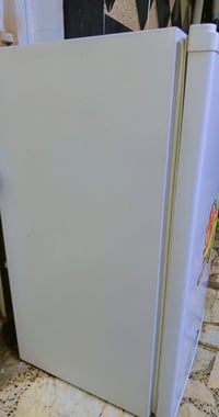 ثلاجه مستخدم قليل جدا جدا ٥ قدم نضيفه سعر ١٠٠ الف قفل 07770478988 بغدا...