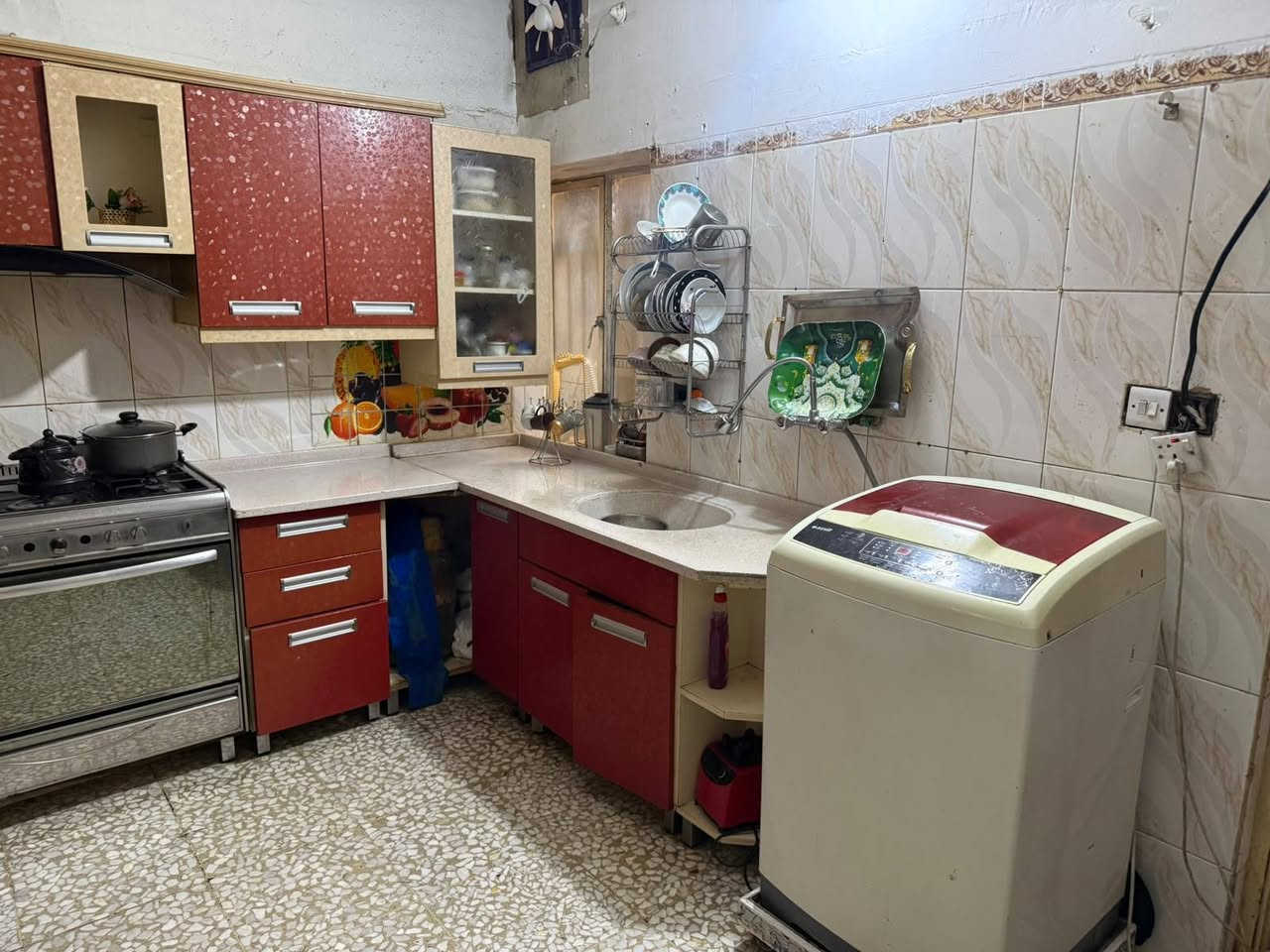 مطبخ كامل للبيع وطخم ١٠ مقاعد مستعجله عالبيع بغداد الجديده ***********
