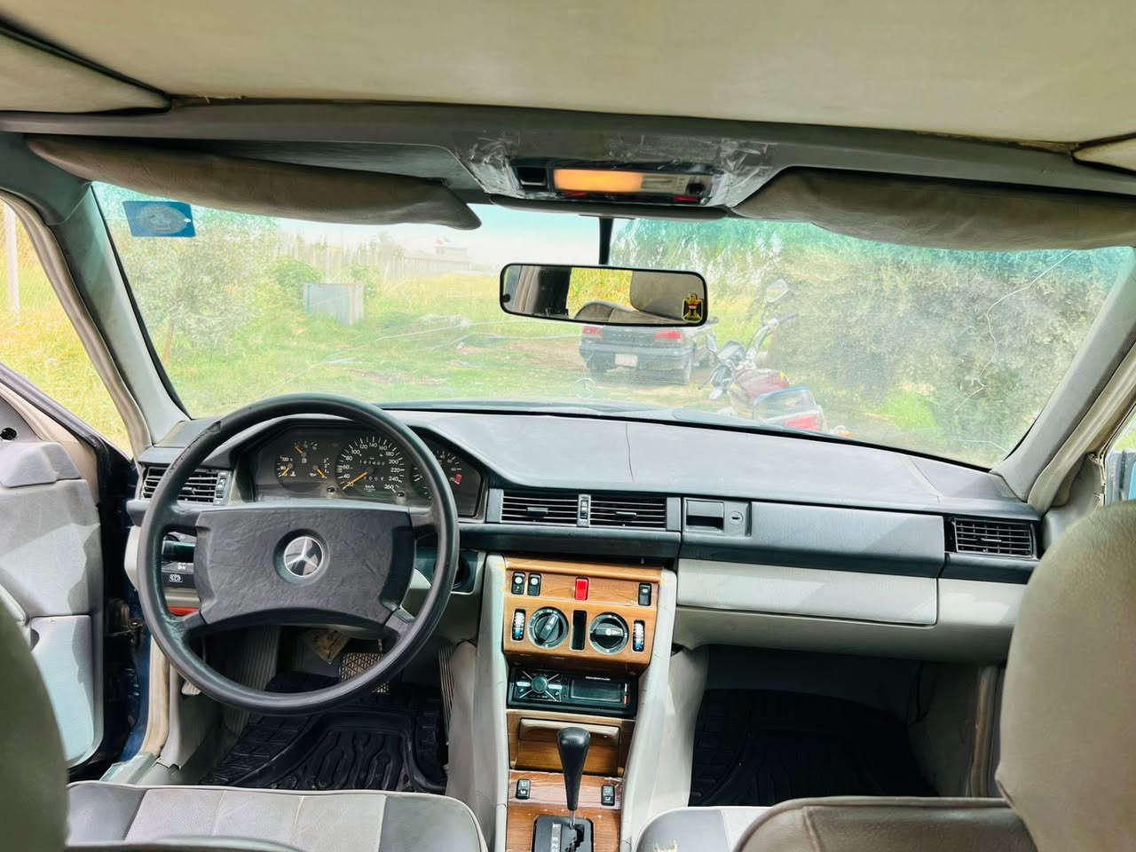 السلام عليكم
مارسدس دب ٨٩ 

كهربائيات كلها شغاله 

فتحه سقف شغاله 

تبريد 

كير ومحرك محور بطه ٣٠٠٠ ديلكو جديد 

رقم بغداد مشروع وطني تحويل مباشر هزه مساقطه 

مكان السياره بغداد

السعر ٦٠ وبيها مجال 

***********
