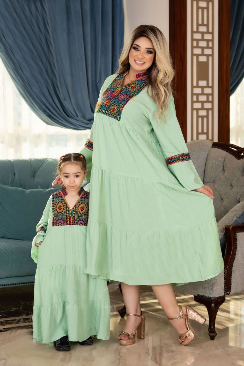 ♕   بًسِمً آلَلَهّ آلَرحًمًنِ آلَرحًيَمً ♕
 يا جبار يا الله 🙏 
الاقوى في العراق
خامه ممتازه وجوده عاليه وسعر مدهش 
✅  الموديل: جلابية  شانيل اطفالى👗 👌
✅  الخامه : قطن ريون مستورد عالج الجوده ومعالج ضد الانكماش 

✅   التطعيم:   تطريز شنيط على الصدر والكم ( ياقة) تطريز  نفس الصدر 👗👌👌

✅  الوصف:  جلابية  الام والبنت اطفالى  قصيرة 🔺 تونك مناسب للخروجات وتم تركيب شرايح بشكل عرضى وبشكل احترافى 

🔺يليق باسم شركة بيت الغريب♕♕ 

✅   المقاسات:  
  مقاس 0 ⬅️ 65سم حتى سنه 2سنوات
  مقااس 1 ⬅️ 75سم حتى سن 10 سنه
  مقاس 2⬅️ 85سم حتى سن 12 سنة 
  مقاس 3⬅️ 95سم حتى سن 14 سنه
    مقاس 4◀️ 100سم حتي سن 15سنه
         👗 واسع جدا من اسفل 👗

         ☄️🔺  بيت الغريب 🦅☄️  

✅سعر الدرزن اطفال القياس  1.2:   👀
 3. 4  الدرزن 122 الف فقط ✔️✔️
سعر الأم للدرزن 142 الف فقط ✔️
مقاسات 1/2 تلبيس 
مقاس 1 من 65حتي 75k 
مقاس 2/ من 75حتي 100 K


**إذا كنت صاحب هذا الإعلان وتريد حذفه لأي سبب، رجاءا أرسل رسالة إلى الدعم الفني**