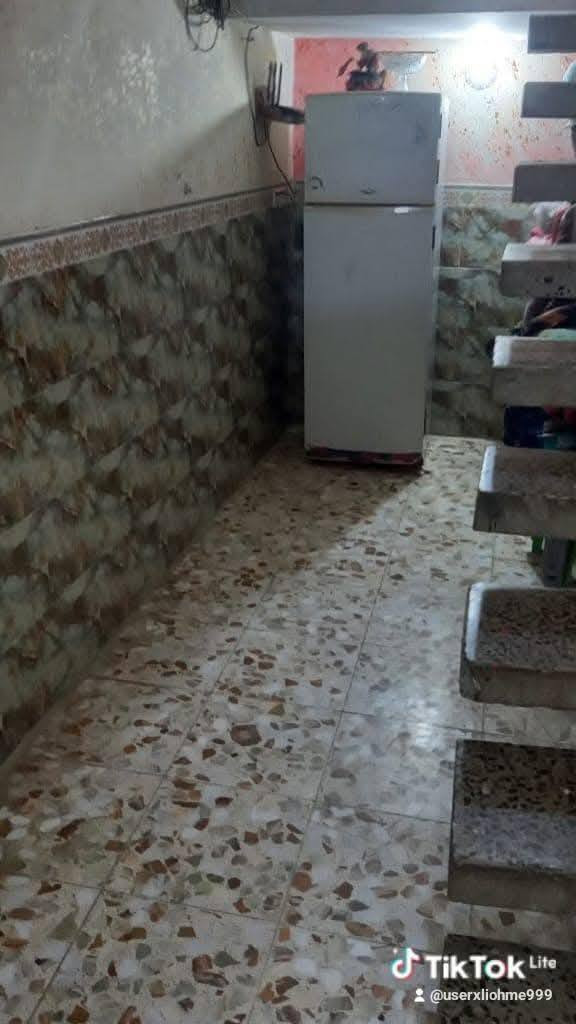 السلام عليكم اخواني هذا البيت للبيع (ملاحظة *  )مساحته ٢٠٠ متر للبيع البيت قرب مدرسة الفارابي الابتدائيه للبنين في الاربعتألالف ٤٠٠٠ في محافظة بغداد ناحية سبع البور //ملاحضه: البيت يحتوي على طابق واحد فقط  مسلح  ((يحتوي هذا البيت على طرمة وحديقة كبيرة استقبال ومطبخ وحولي ويحتوي على غرفتين نوم 2)) **ملاحظة السعر الخاص مراسلة (السطح مطبق شتايكر)
مراسلة خاص على مازنجر او اتصال أو مراسله عل واتساب على أحد الرقمين 
اسيا  بي واتساب***********
كورك   بي واتساب***********
