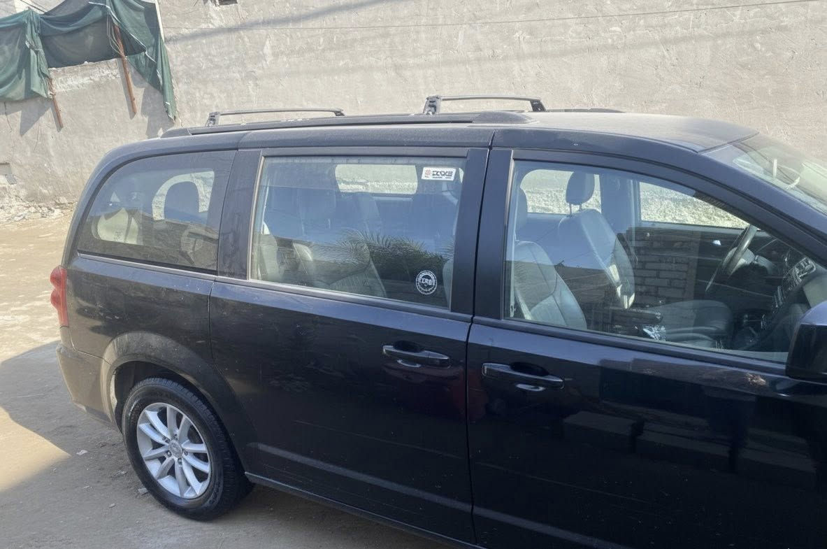 سلام عليكم 
دوج كرفان ٢٠١٩ رقم بغداد الدولي السيارة خليجية
بالعراق تبديل باب الصدر وباب السلايت الايمن تبديل فقطط 
وكشنات VIP سياحي منفصل ثلاث قطع تبريد
محرك V6 3600
شاشة بلادية
ونضام ايكو 
ومانع انزلاق
وتشغيل عن بعد
مكاني بغداد الحرية
السعر180 وبيها مجال 
رقم الهاتف: ***********
واتساب:***********
