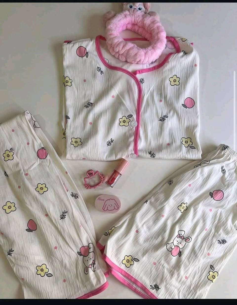 تراك  نسائي بناتي 3قطع
قياس فري سايز
يلبس حته وزن80 
السعر8000


**إذا كنت صاحب هذا الإعلان وتريد حذفه لأي سبب، رجاءا أرسل رسالة إلى الدعم الفني**