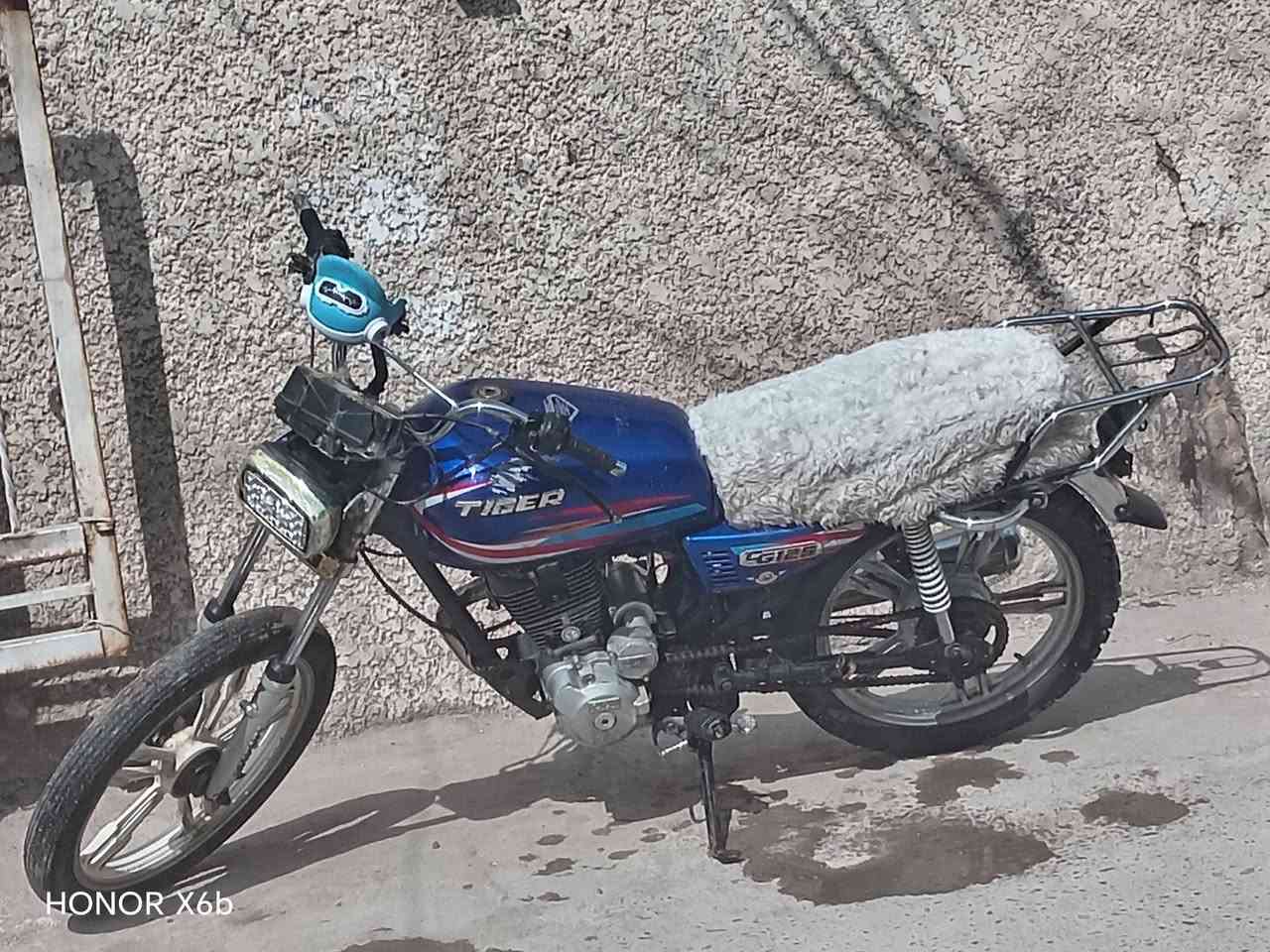 السلام عليكم دراجه للبيع 5كير مكينه خير من الله ظفيره جديده الدراجه نقصها دشبول لايت واشاير وجاملق امامي سعر 275قفل قفل ***********  مكاني بغداد مدينه الصدر
