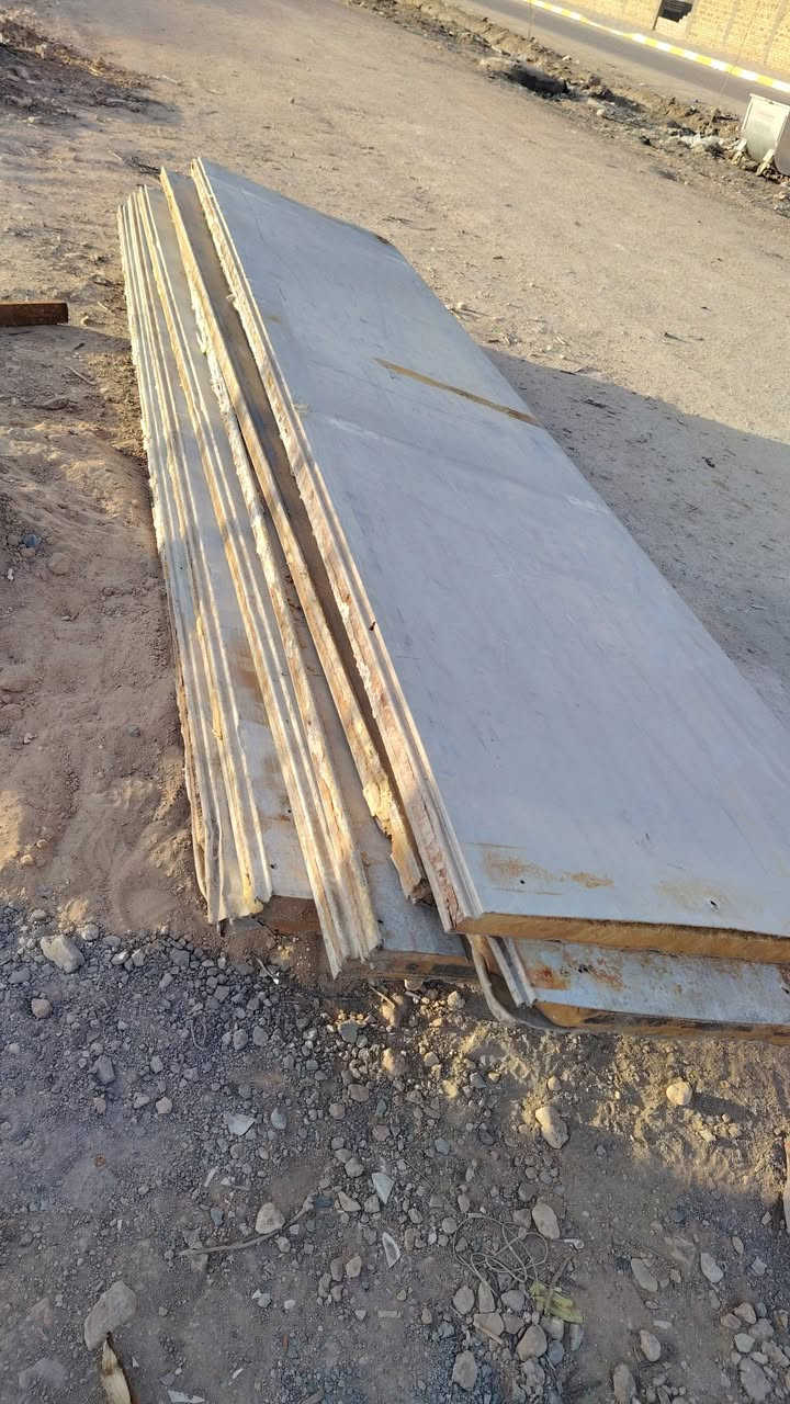 توجد سقيفتين وسندويج  وحده طوله 7متر وعرضه 4متر والثانيه طوله 4متر والعرض 3 متر الاستفسار على الارقام *********** او ***********
