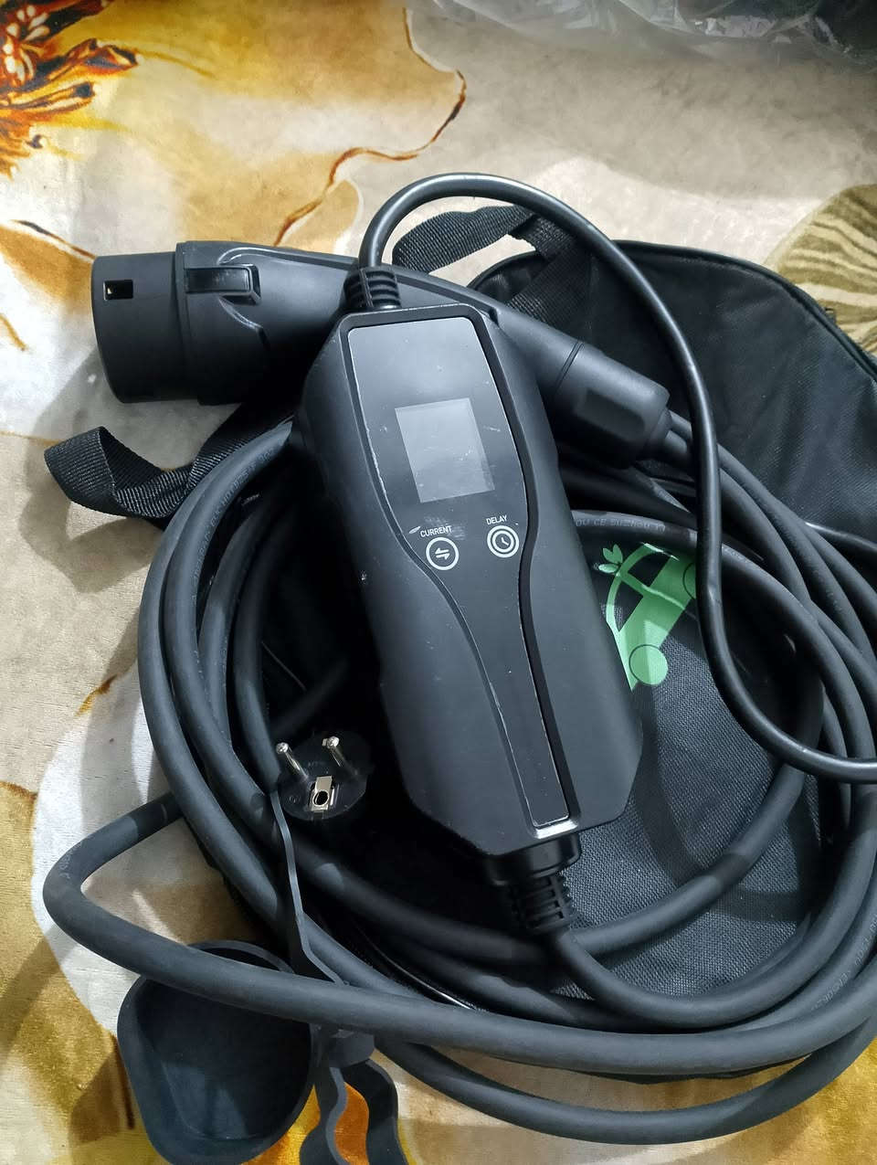 شاحن محمول للسيارات الكهربائية (EV Charger) يتميز بالمواصفات التالية:
📌للمهتم خلي #سعرك وبالعافية 📌
نوع القابس: يتوفر بمقابس مختلفة مثل النوع الأول (Type 1) أو النوع الثاني (Type 2).
التحكم في التيار: يحتوي على منظم لشدة التيار (Amperage) قابل للتعديل (مثلاً من 10 أمبير حتى 32 أمبير).
شاشة عرض: مزود بشاشة رقمية لعرض معلومات الشحن.
ميزات إضافية: يتضمن خاصية تأخير الشحن (Delay) وحقيبة حمل مريحة


**إذا كنت صاحب هذا الإعلان وتريد حذفه لأي سبب، رجاءا أرسل رسالة إلى الدعم الفني**