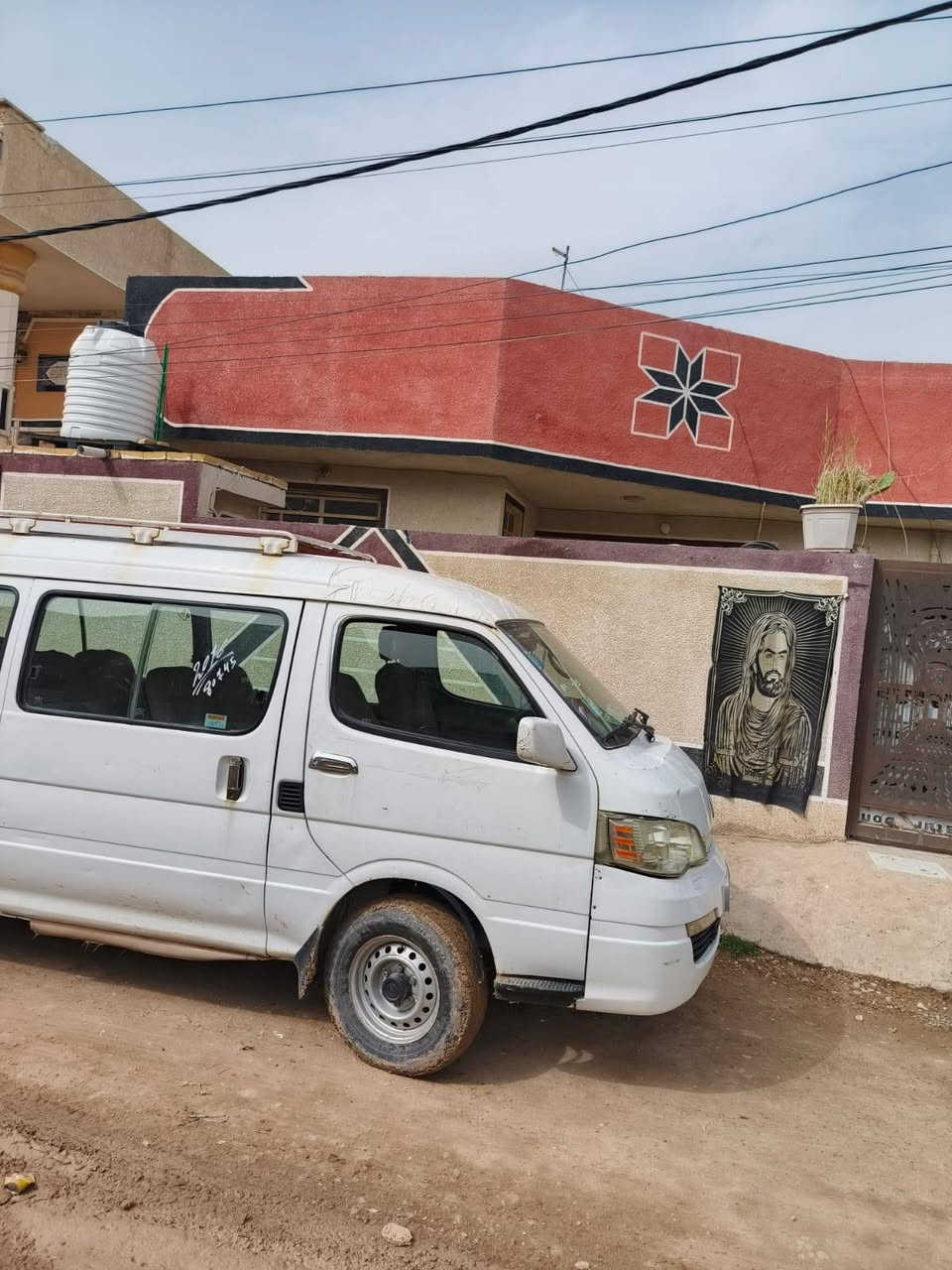 سلام عليكم دار للبيع في منطقة واحد حزيران المساحه 165م واجه 11 نزال 15 يحتوي على غرفتين نوم وصاله ومطبخ وصحيات واستقبال يبعد عن شارع  بغداد الحسينيه  100 م  لبيت جهاز وبسعر مناسب والي يرغب ابيع مع الاثاث  ‏‪‪
‏‪‪0774 357 0973‬‬‏
