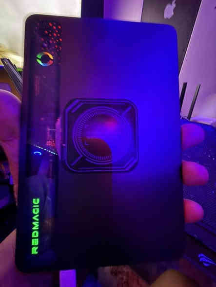 ايباد رد مجك استرا للبيع سعر 650الف 

المقاس: 9.06 بوصة
الدقة: 2400 × 1504 بكسل (تقارب 2.4K)
معدل التحديث: 165 هرتز
ميزات أخرى: سطوع يصل إلى 1600 شمعة، دعم DCI-P3، حماية SGS للعين، وزجاج مقاوم للخدوش
الأداء:
المعالج: Snapdragon 8 Elite
نظام التبريد: نظام تبريد ICE-X المتقدم (يشمل تبريدًا سائلًا، حجرة بخار، ومروحة تبريد نشطة)
نظام التشغيل: Android 15
الذاكرة:
الرام: 12 جيجابايت، 16 جيجابايت، أو 24 جيجابايت
التخزين: 256 جيجابايت، 512 جيجابايت، أو 1 تيرابايت
البطارية:
السعة: 8200 مللي أمبير
الشحن السريع: 80 واط (يشحن من 0% إلى 50% في حوالي 20-22 دقيقة)
الكاميرات:
الخلفية: 13 ميجابكسل
الأمامية: 9 ميجابكسل
الصوت:
سماعات ستيريو ثلاثية الأبعاد DTS:X Ultra
التصميم والأبعاد:
الأبعاد: 207 × 134.2 × 6.9 ملم
الوزن: 370 جرام
الحماية: مقاومة للغبار ورذاذ الماء بمعيار IP54
ميزات إضافية: إضاءة RGB في الخلف ومروحة تبريد مدمجة
الاتصال:
Wi-Fi 6
بلوتوث v5.4
منفذ USB-C (يدعم توصيل شاشات خارجية بدقة تصل إلى8k  العنوان /الدوانيه ***********
