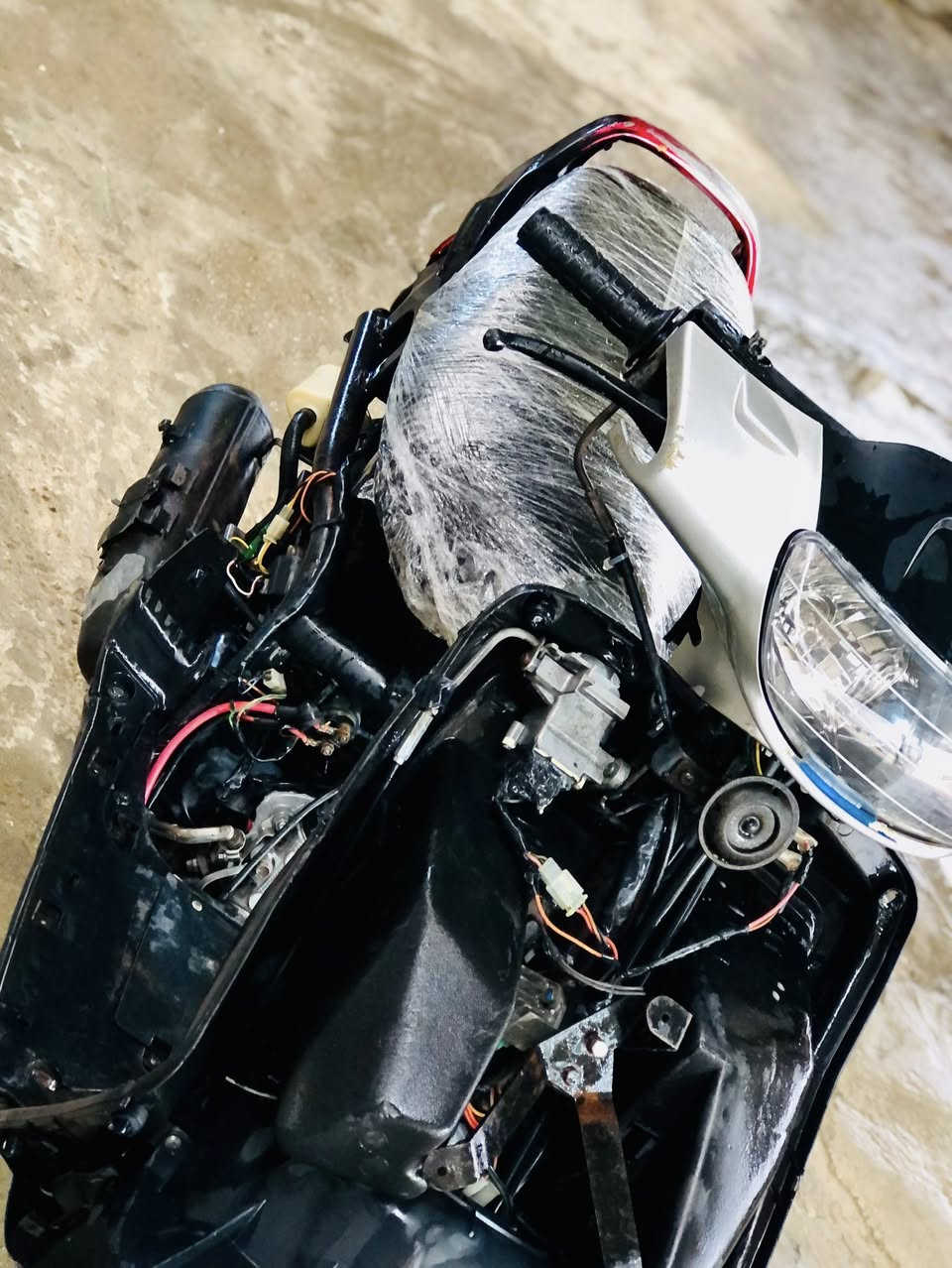 السلام عليكم
فراشه فحل فقط مبدل بيها گلچات 
الدراجه بيها شلعه تخبل كهربائيات شغاله
بدون گفرات ب325 وبيها مجال 
واتساب ***********
