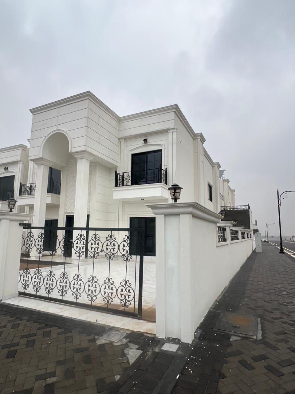 -----------------------
فیلا سفر زیرو مامستخدم  للبیع فی اربیل قریة ئارام2  بسعر مناسب جدا  مساحە فیلا 322م رکن مقابل حدیقە عل شار 15
متکون 
4غرف نوم کلها ماستر سویت// استقبال کبیر// صالە //مطبخ حار و بارد// کراج حدیقة داخلیة نظام شوفاز تبرید مرکزی دکت سقوف مغریبی و بلکون //
قریة ارام2 تقــع  علی شارع العام 120 صف ئارام۱ و Aram garddn قرب جدا من عنکاوە و شارع 100 
للاستفسار تواصلو عبر ارقام  او زور موقع شرکة عامر العقاریة 
*********** WhatsApp
