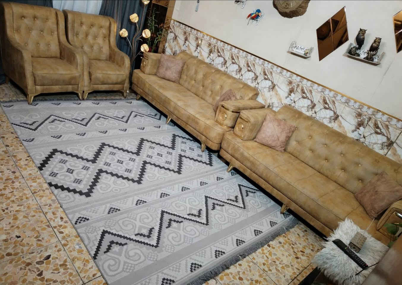 تخم تركي مودرن ٨ مقاعد تصميم حديث قوي تكمة ثكيل خشب بلوك اسفنج طبي بلوستر ظغط سوفت قماش وتر بروف ضد الاتربة والمي استخدام قليل اخو الجديد نظافتة ١٠٠ ٪ نظيف جدا مبي اي ضرر... 250 وبي مجال بسيط للشراي *********** متواجد فقط واتساب
